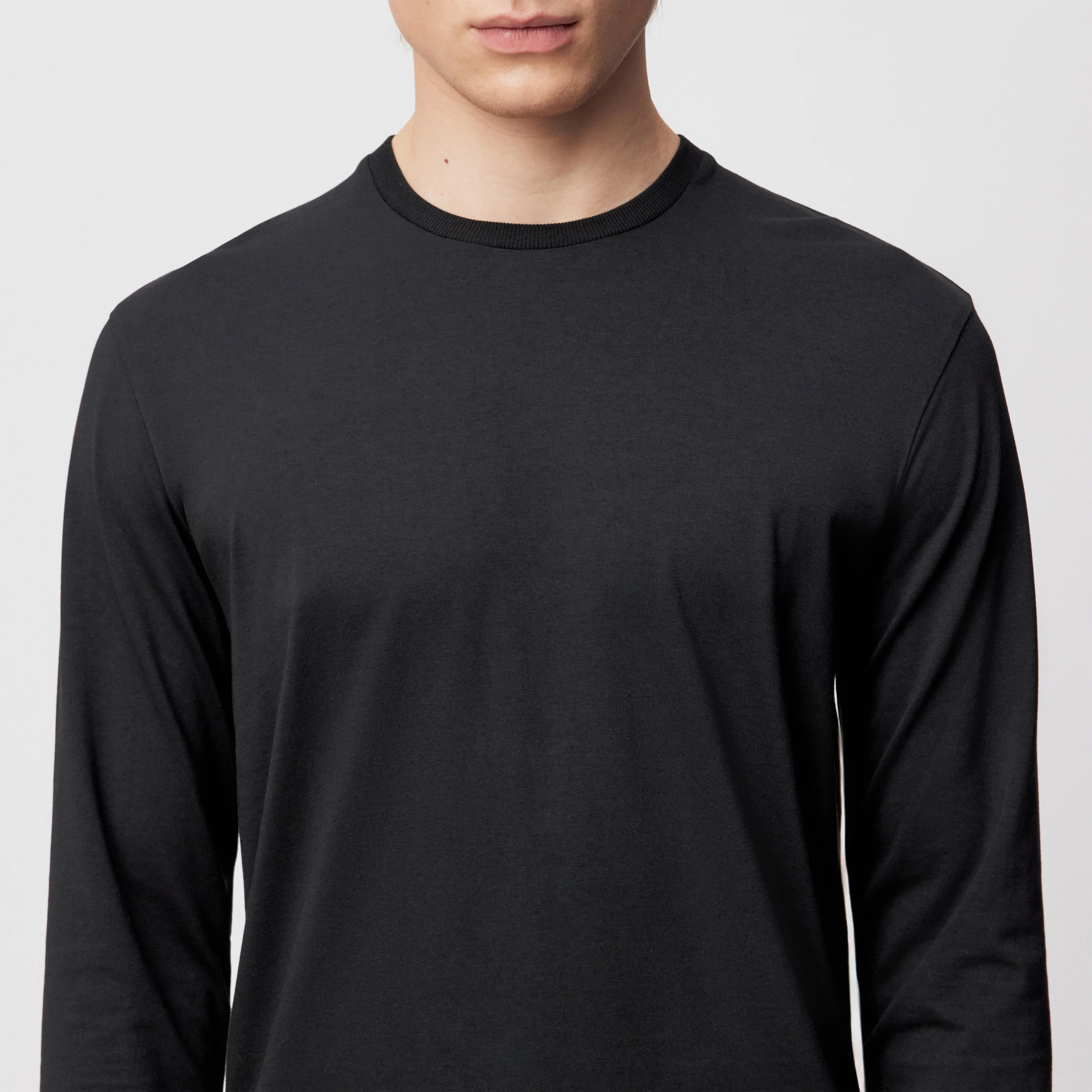 IDIRO - Longsleeve in Baumwoll-Viskose-Mix - Herren - schwarz - Detailansicht am Model