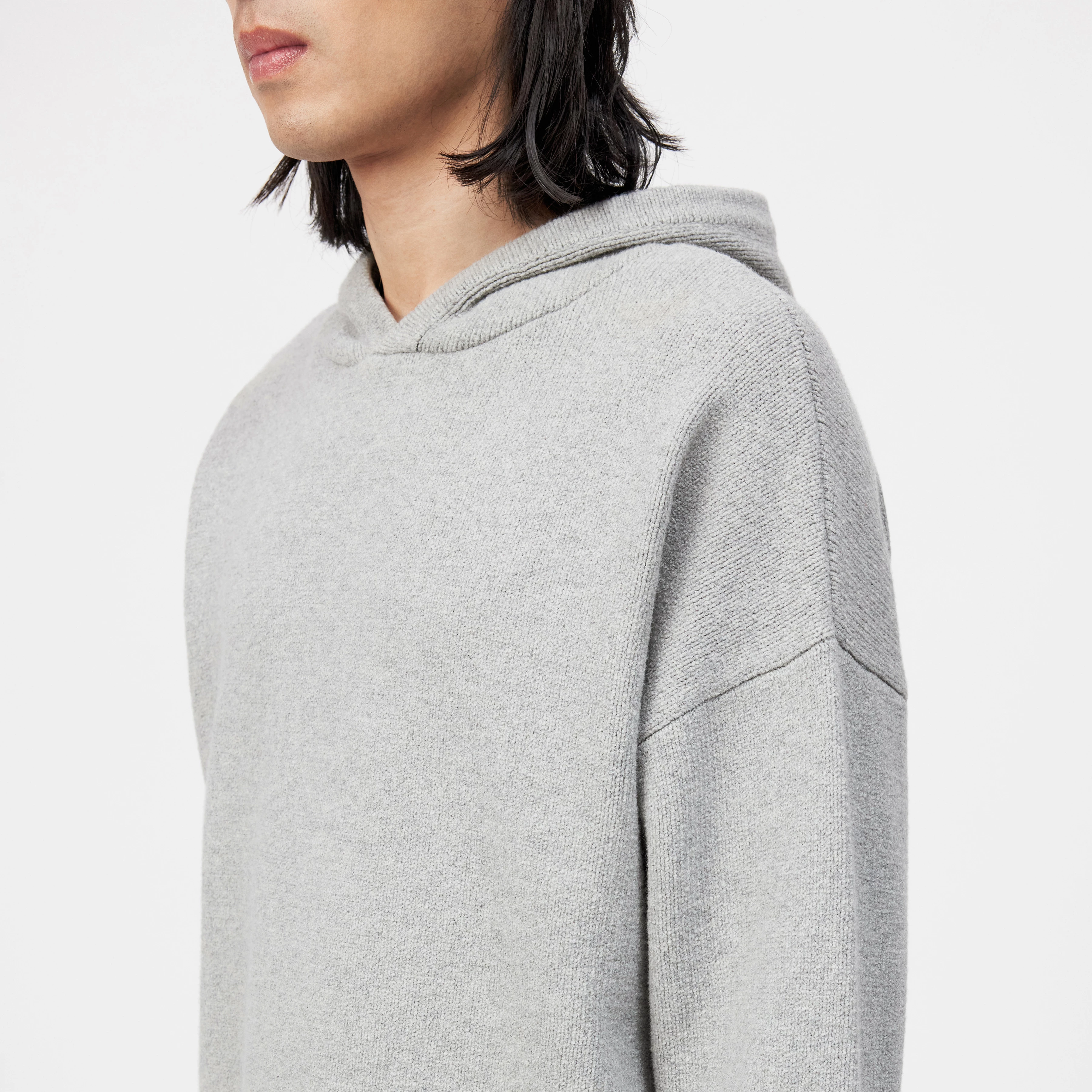 ARIKONO - Strickhoodie in Baumwoll-Woll-Mix - Herren - grau - Detailansicht am Model