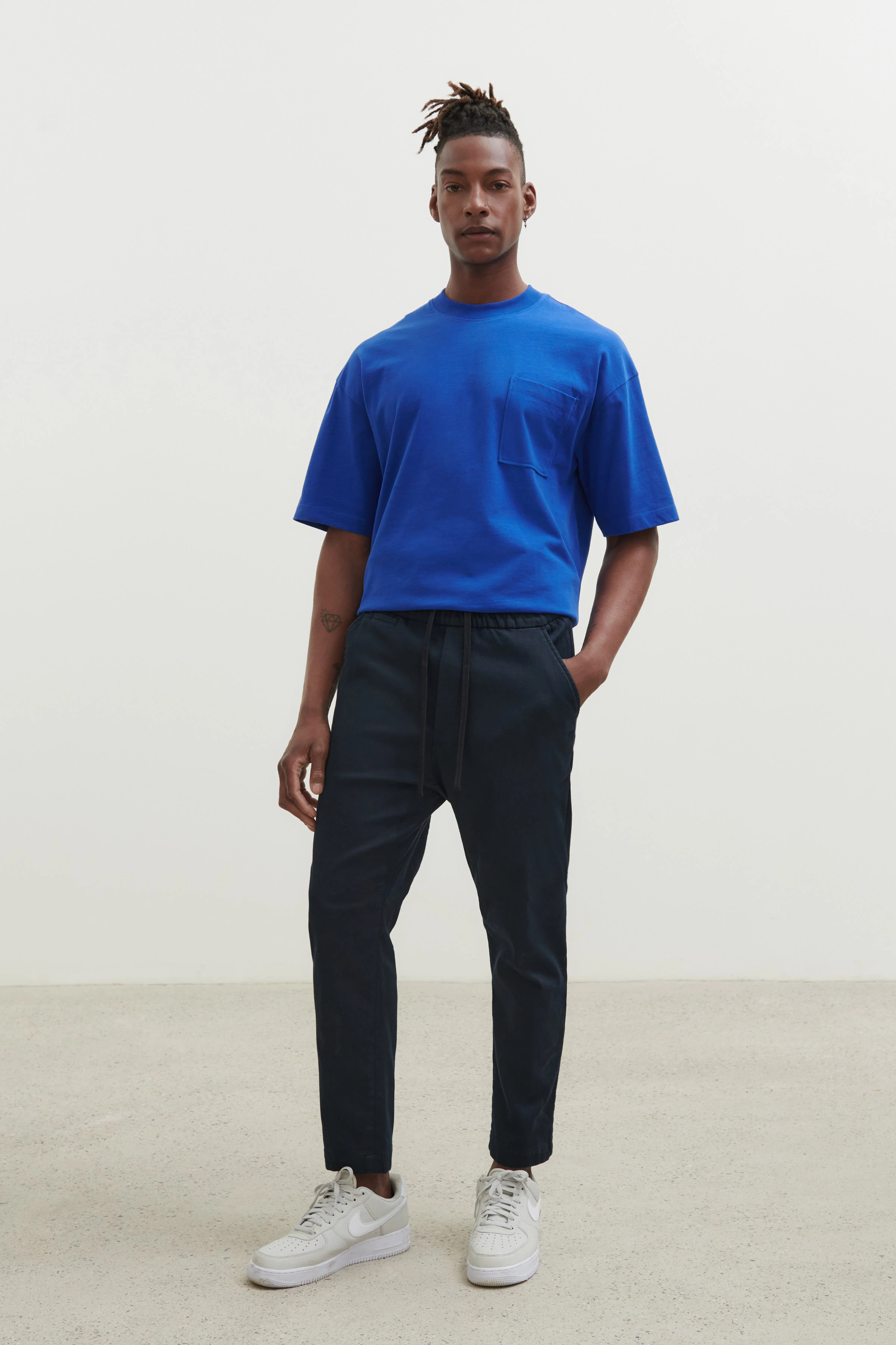 TROP - legere Jogpant im Lederlook - Herren - blau - Ganzkörper-Frontansicht