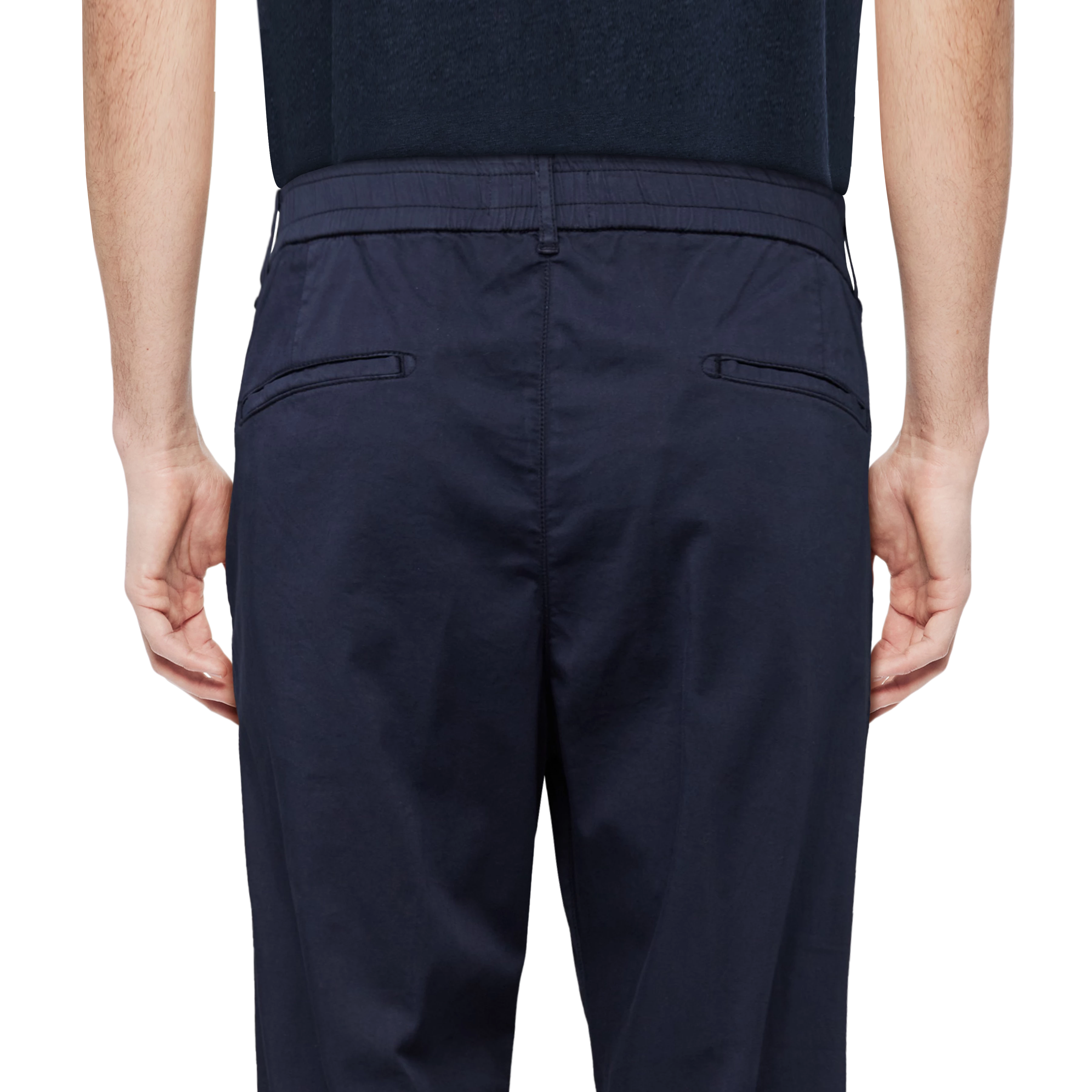 CHASY - Casual trousers with pleats in satin - men - blue - Detailansicht am Model