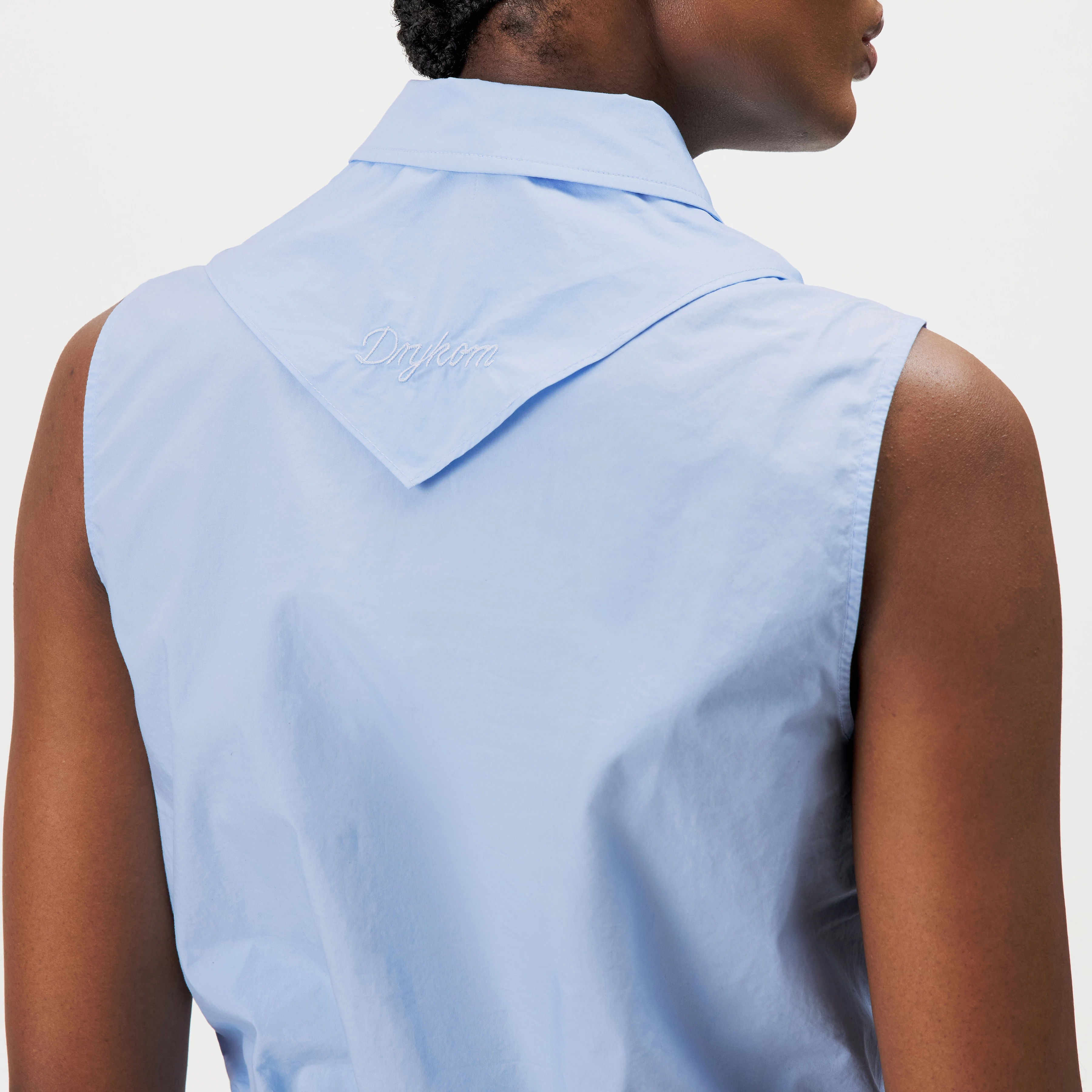 TIRIEL - Blouse sans manches coupe classique en coton pur - women - bleu - Detailansicht am Model