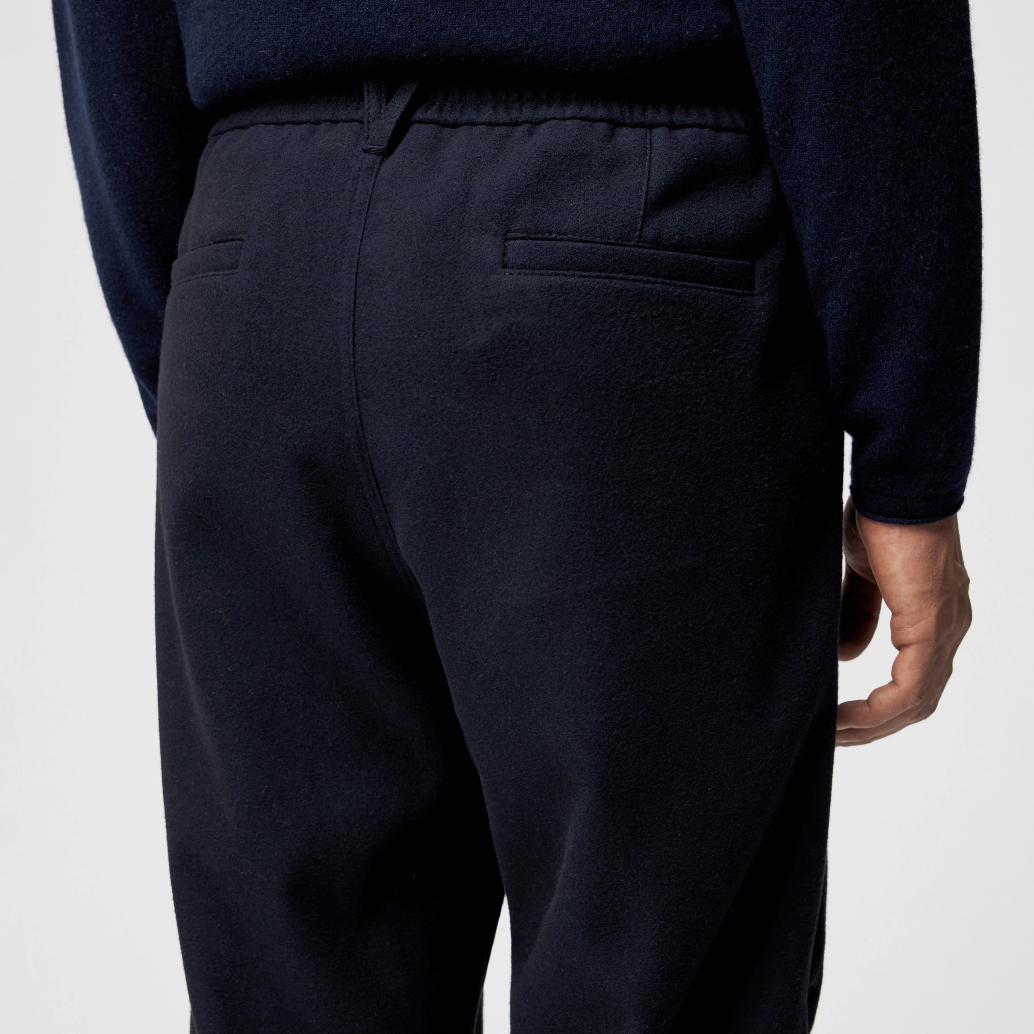 LIROG_C - Utility trousers in soft flannel - men - blue - Detailansicht am Model