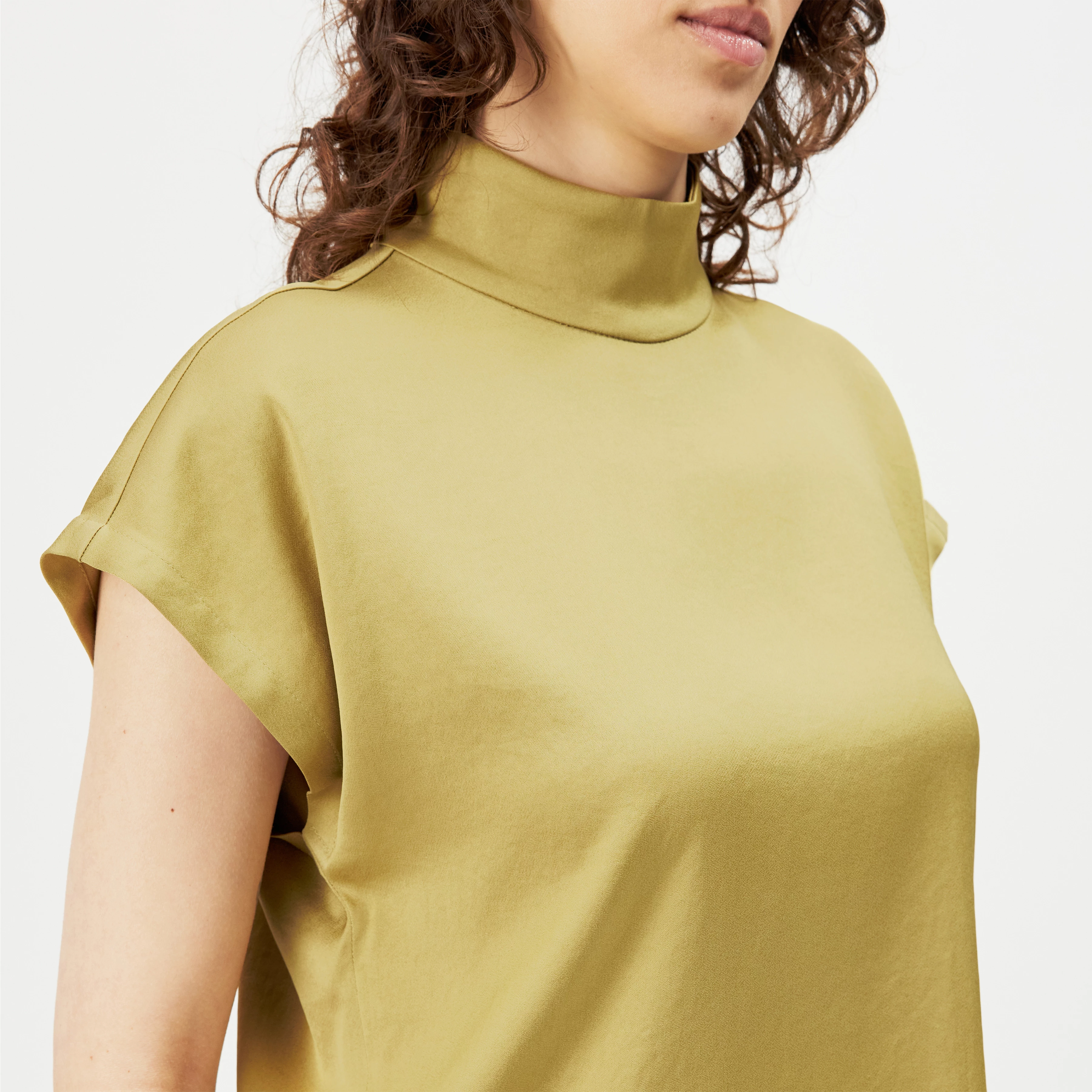 ALARIA_1 - Shirt blouse with stand-up collar in satin - women - brown - Detailansicht am Model