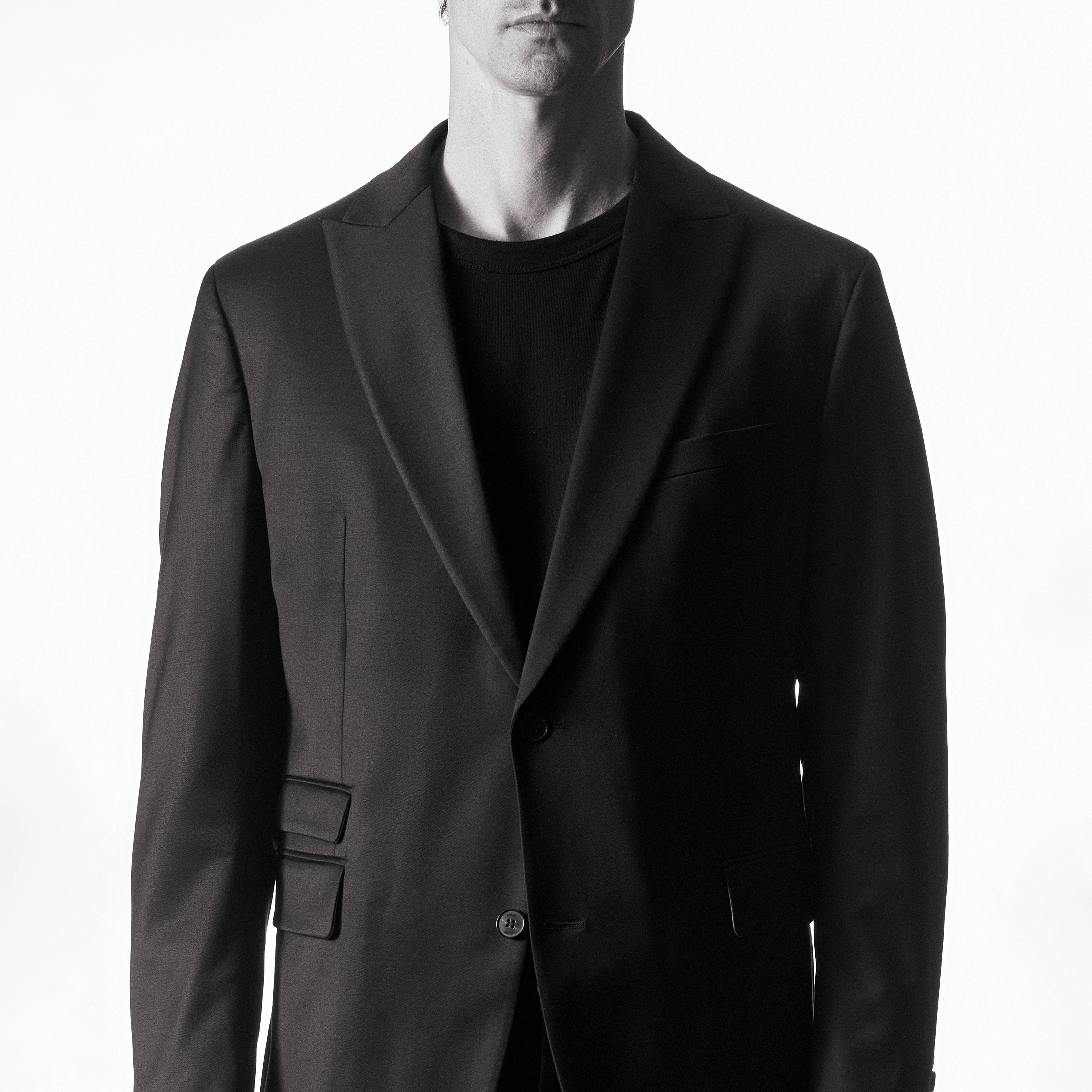 DRYGENF - Two-button blazer in fine wool blend - men - black - Detailansicht am Model