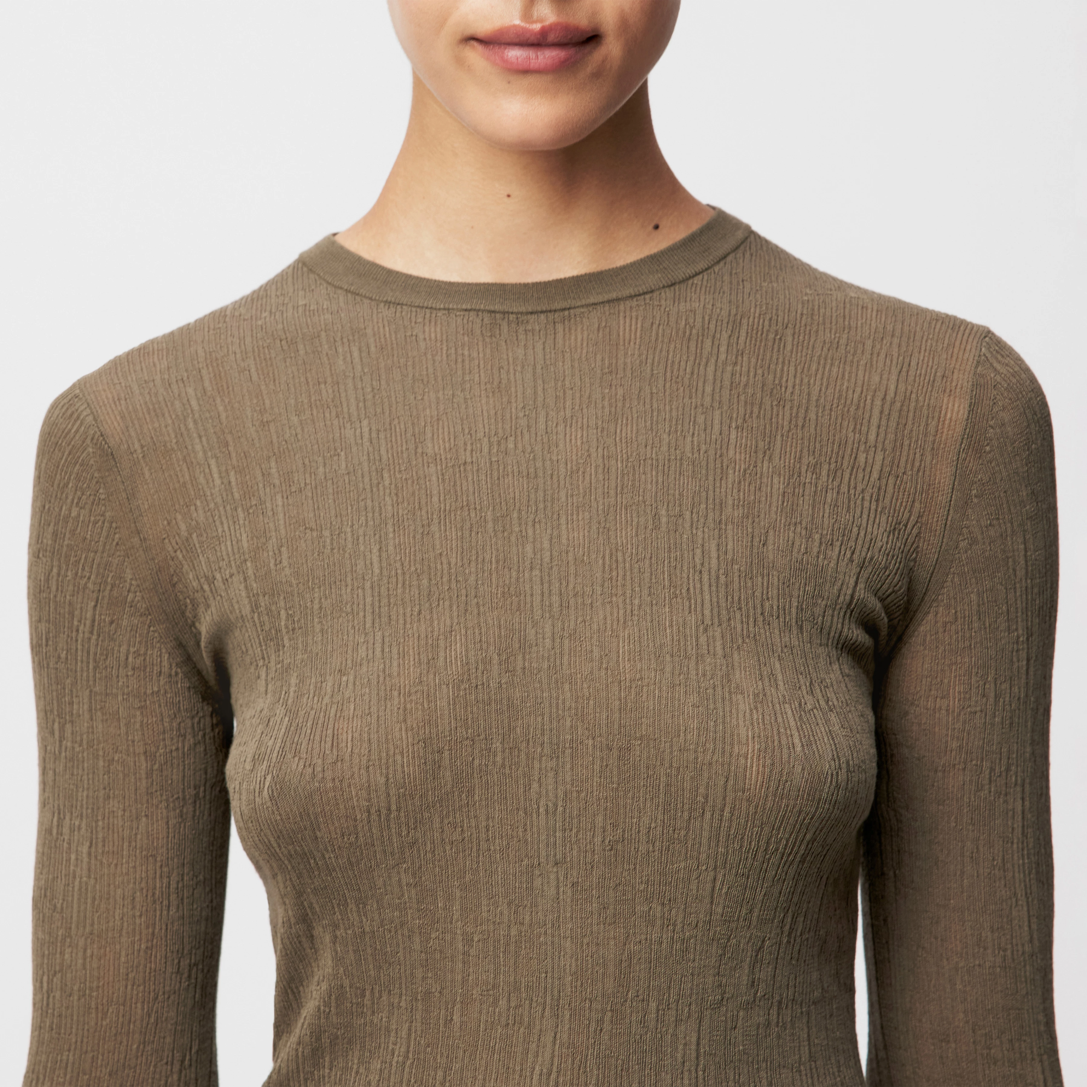 ERMA - Longsleeve mit Rundhals in mercerisierter Baumwolle - Damen - grün - Detailansicht am Model