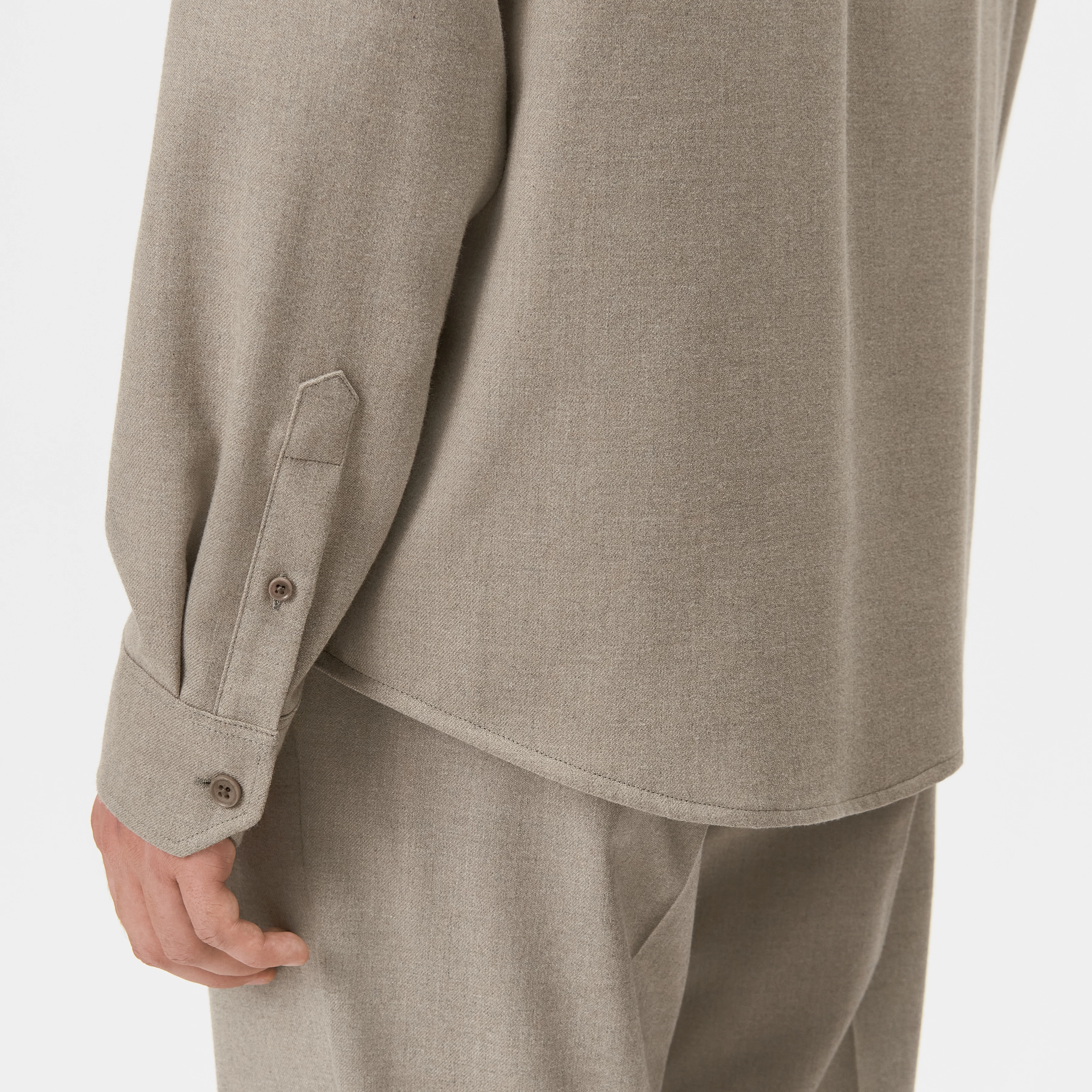 LIET_3 - Button-Down Hemd in warmem Twill - Herren - beige - Detailansicht am Model