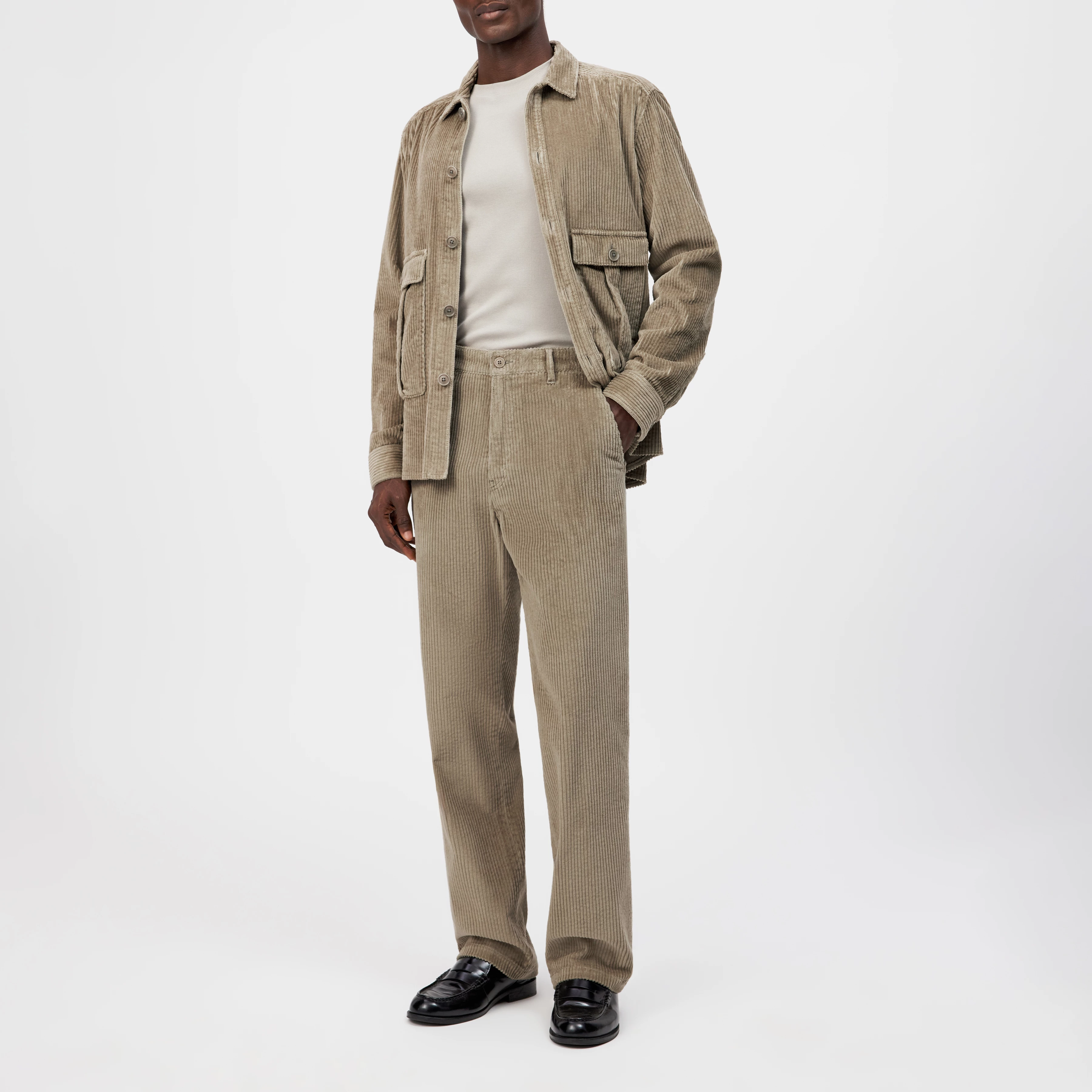 TAVIC - Modern chinos in wide cotton corduroy - men - beige - Ganzkörper-Frontansicht