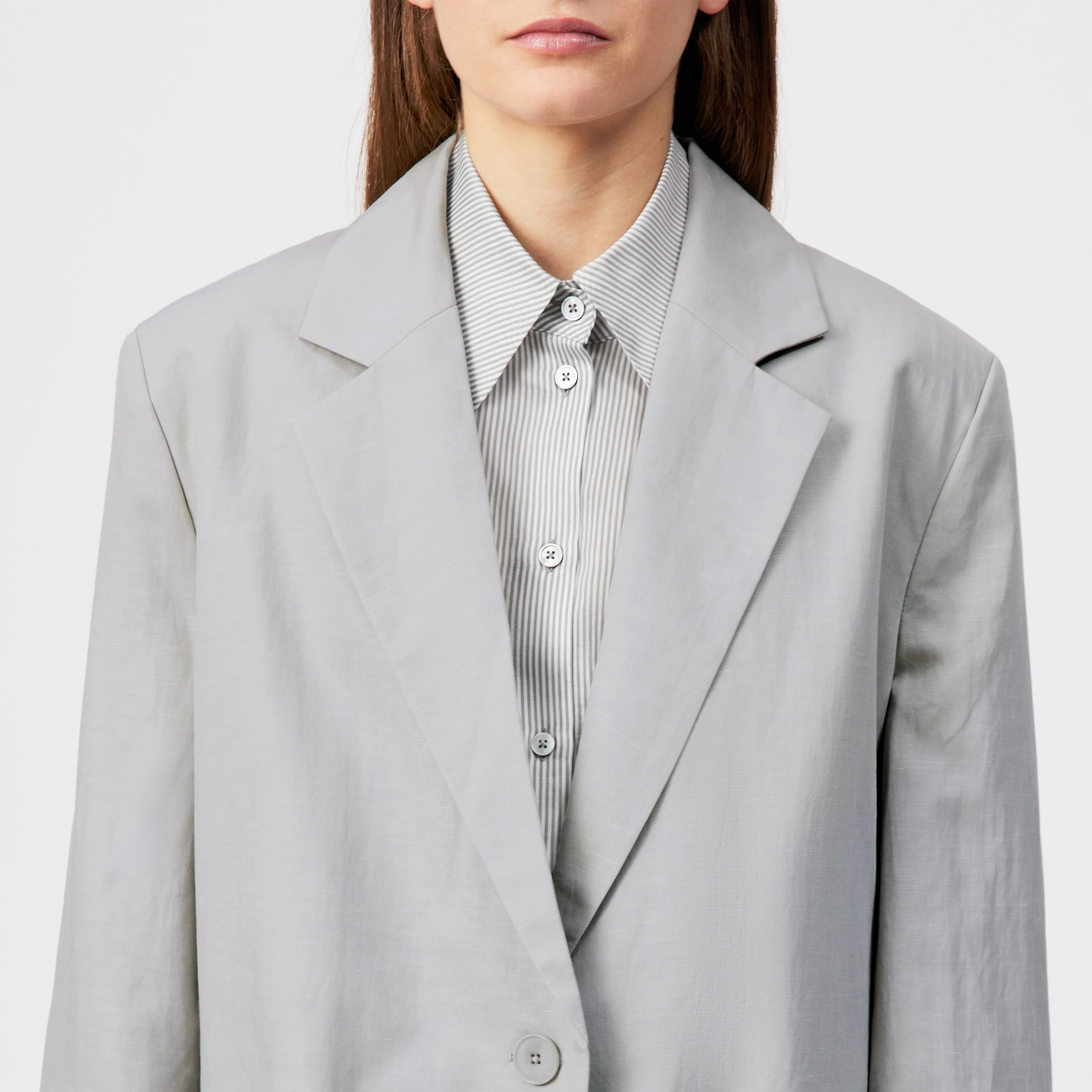 IVERLY - Oversized Hemp-Blend Blazer - women - grey - Detailansicht am Model