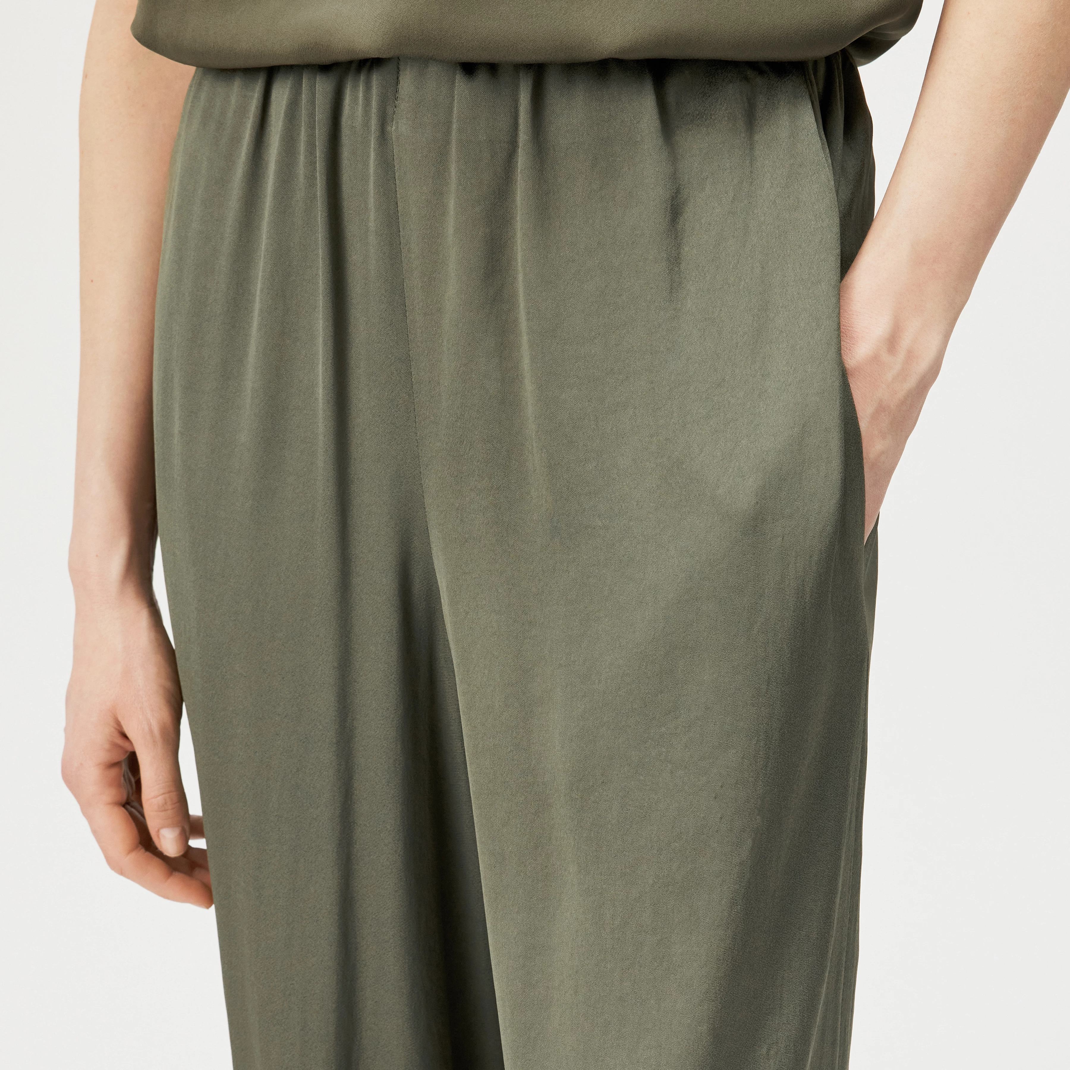 TWEEZER - Wide trousers in satin - women - green - Detailansicht am Model
