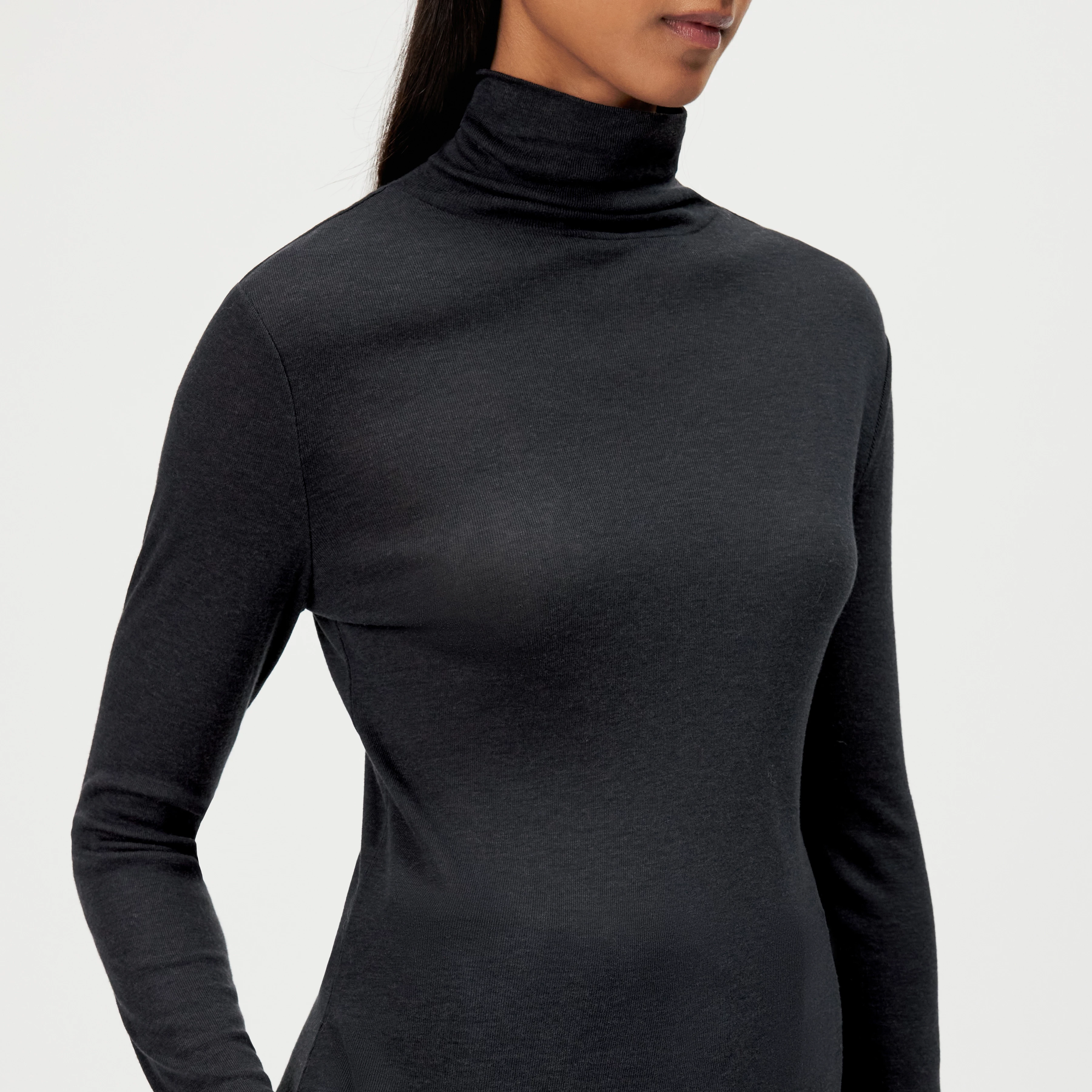 ZERAFNE - Slim long sleeve in lyocell-wool blend - women - grey - Detailansicht am Model
