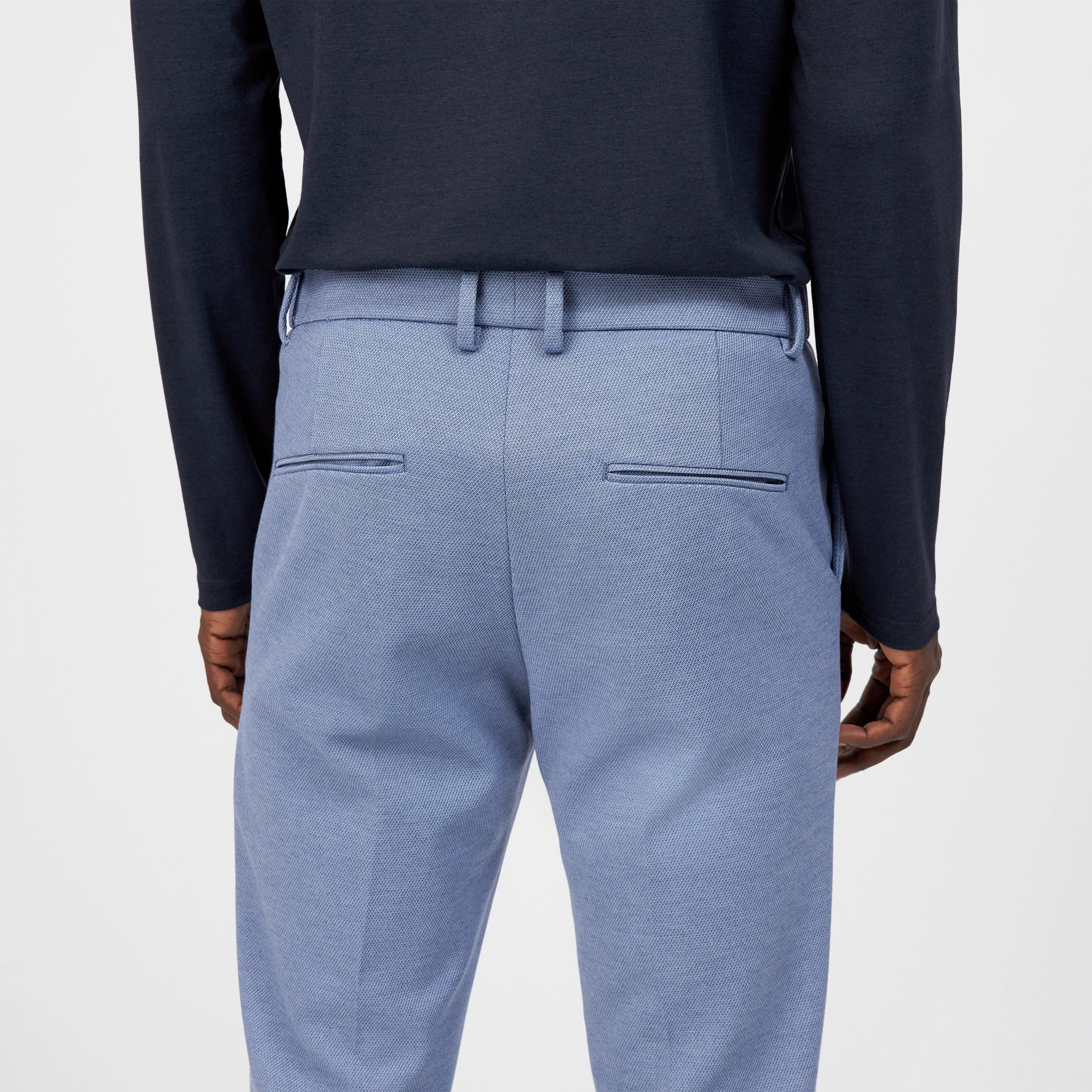 AJEND_SK - Ready-made slim fit trousers in jersey - men - blue - Detailansicht am Model
