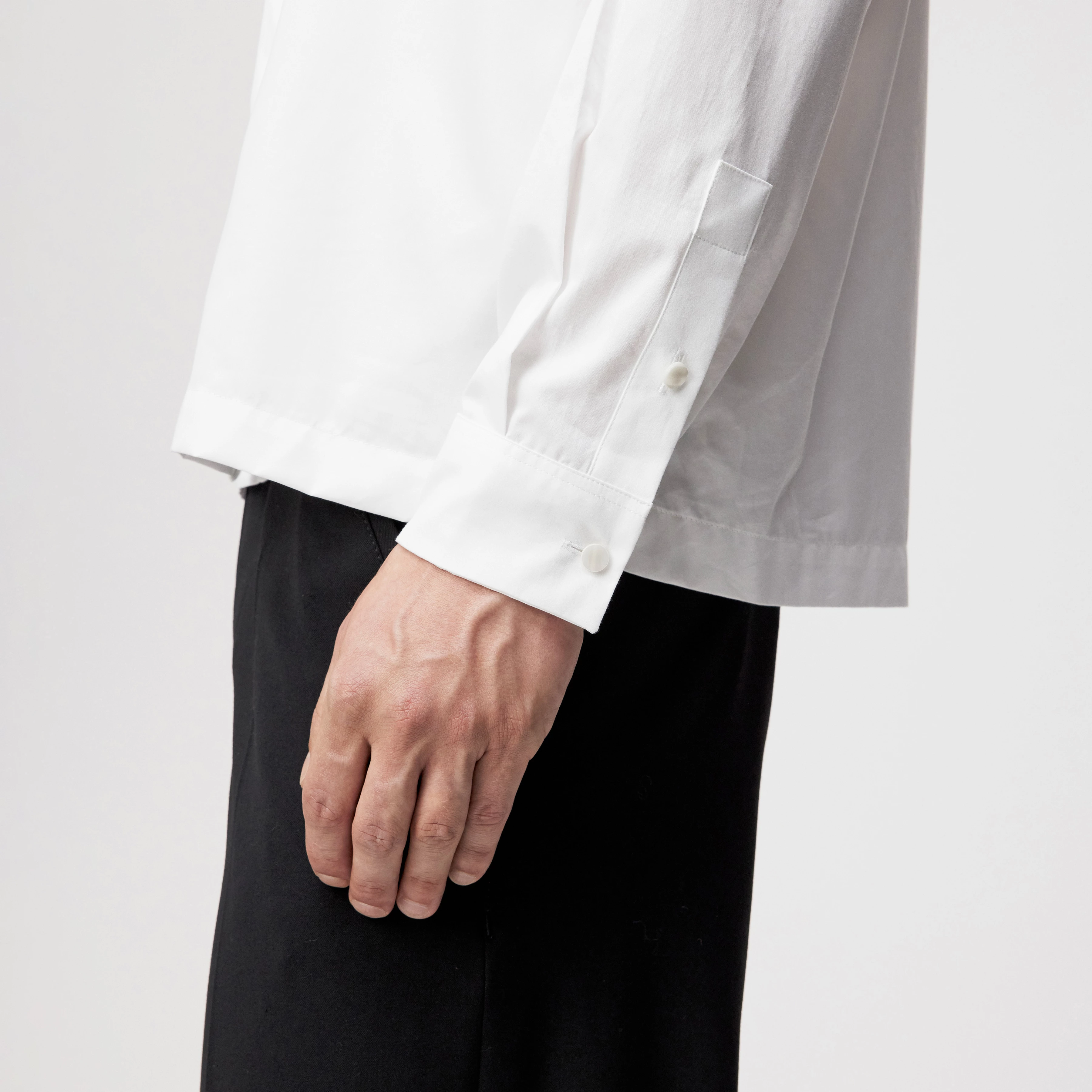 JAARI - Hemd mit verdeckter Knopfleiste in Satin Popeline - Herren - weiß - Detailansicht am Model