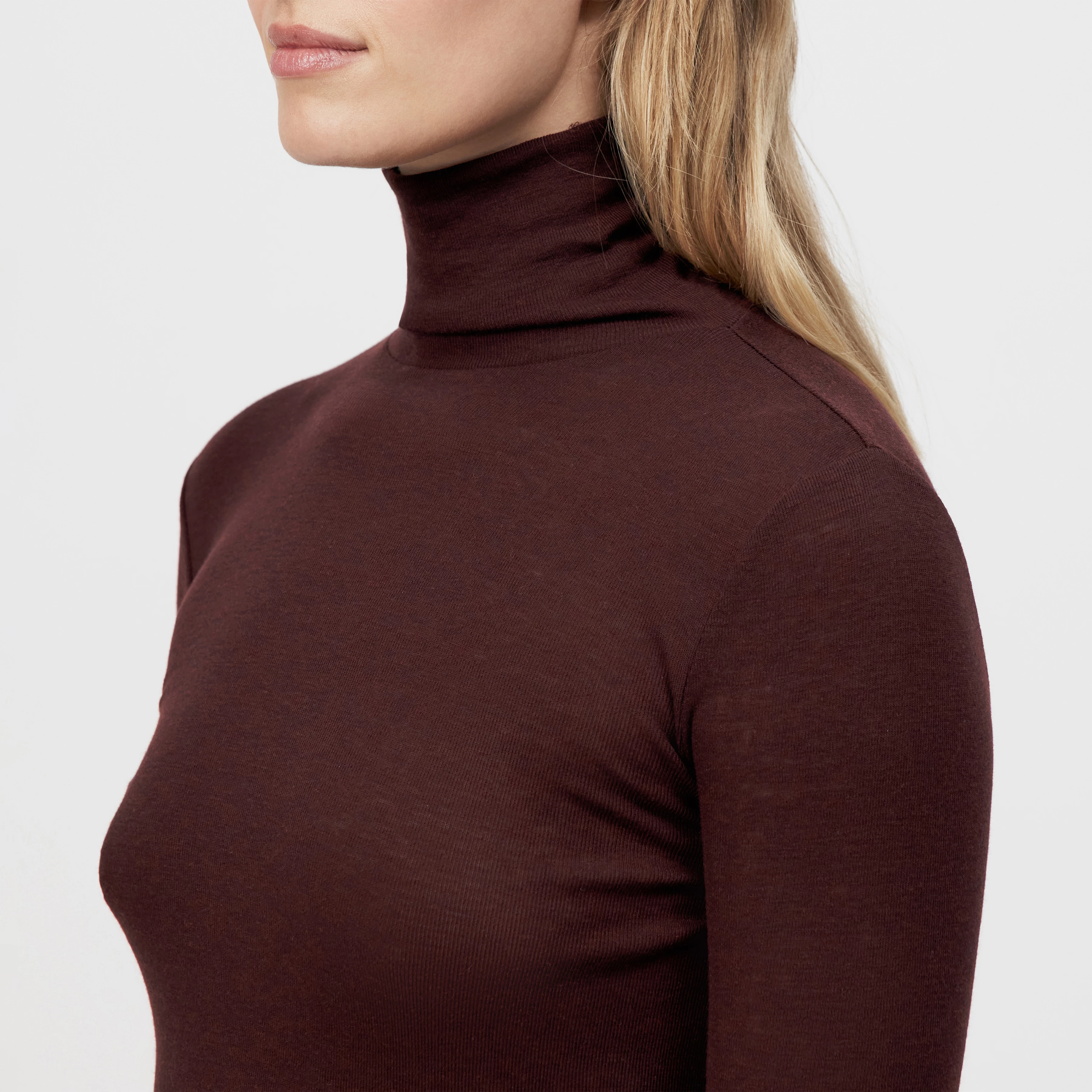 ZERAFNE - Slim-fit long-sleeved top in lyocell-wool blend - women - red - Detailansicht am Model