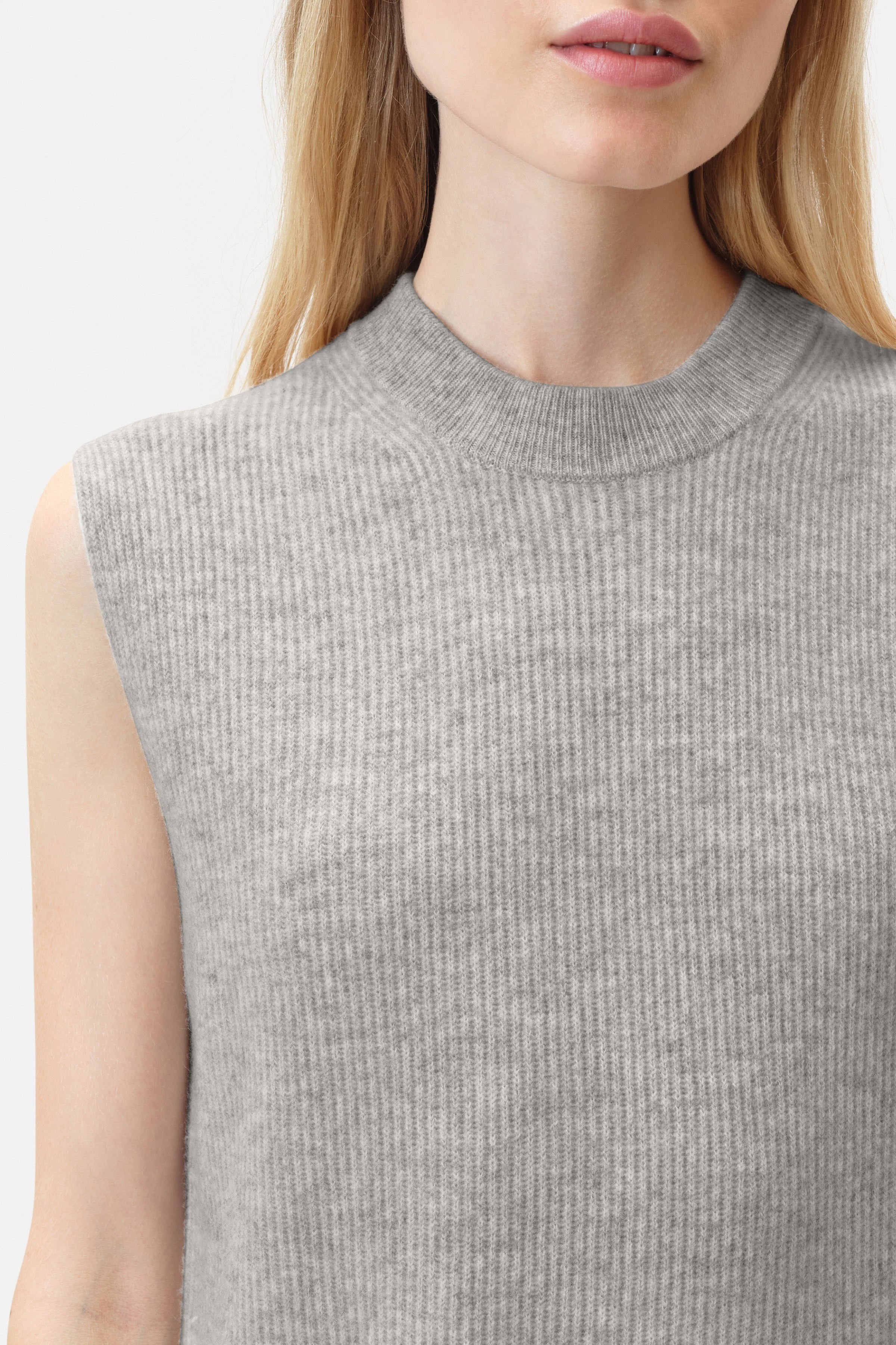 ELYRA - Ärmelloses Strickkleid mit Rundhals in Schurwolle - Damen - grau - Seitenansicht