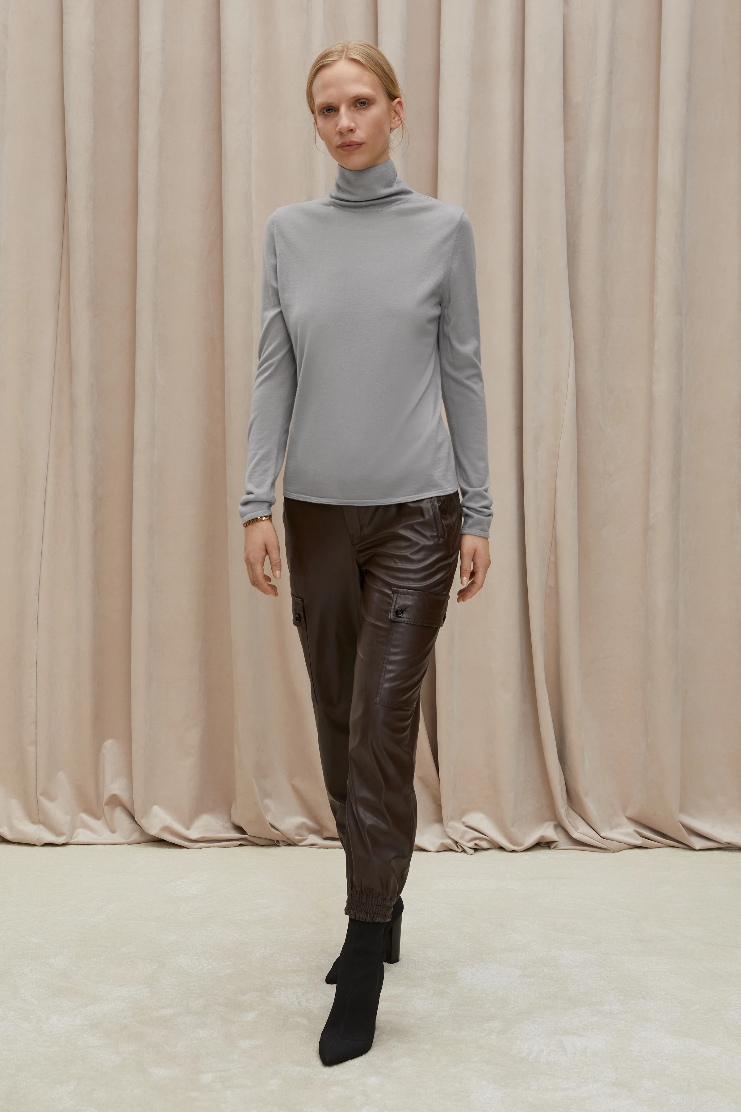 BENINA - Rollkragenpullover aus reiner Schurwolle - Damen - grau - Ganzkörper-Frontansicht