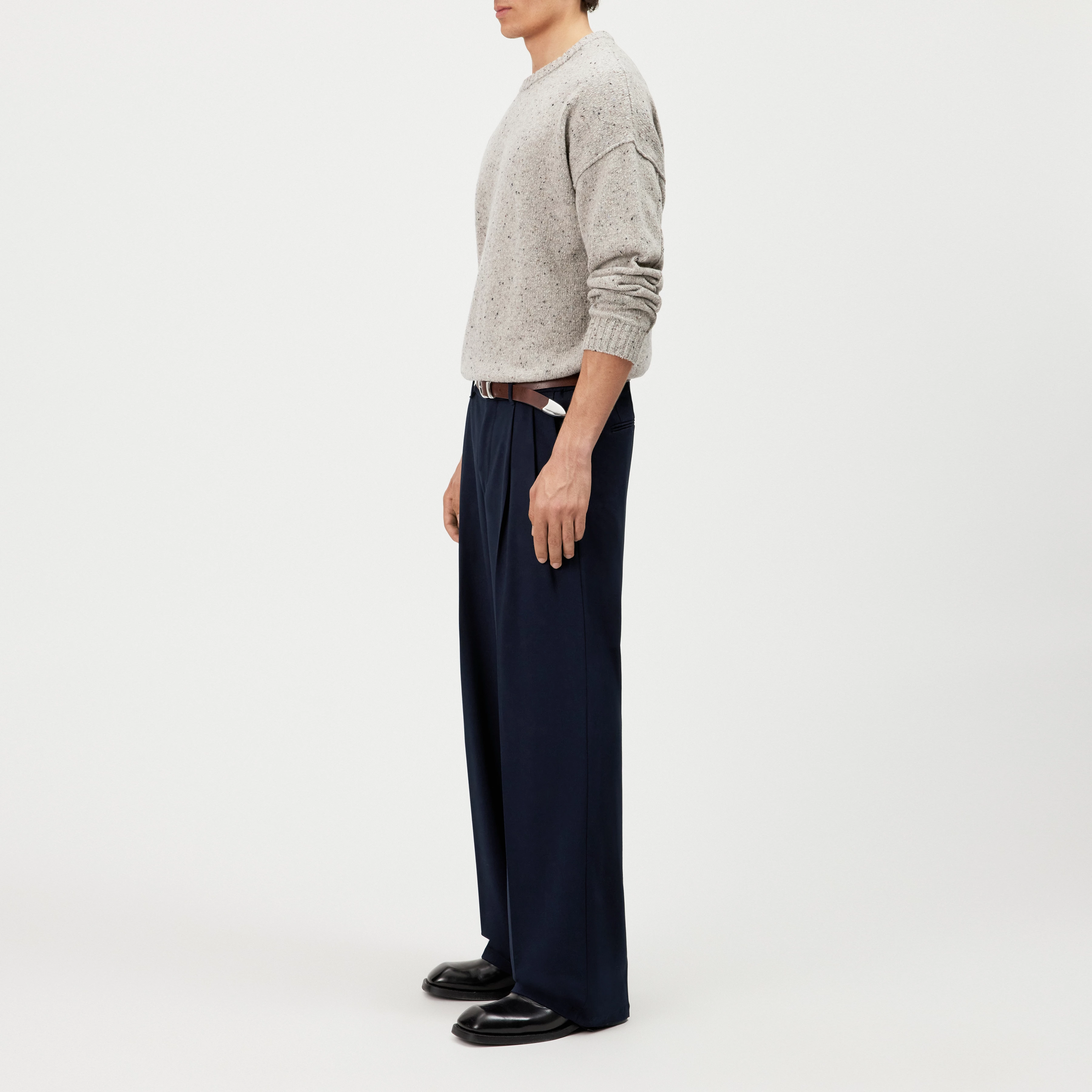 LEEK_WIDE - Relaxed fit pleated trousers in gabardine - men - blue - Seitenansicht