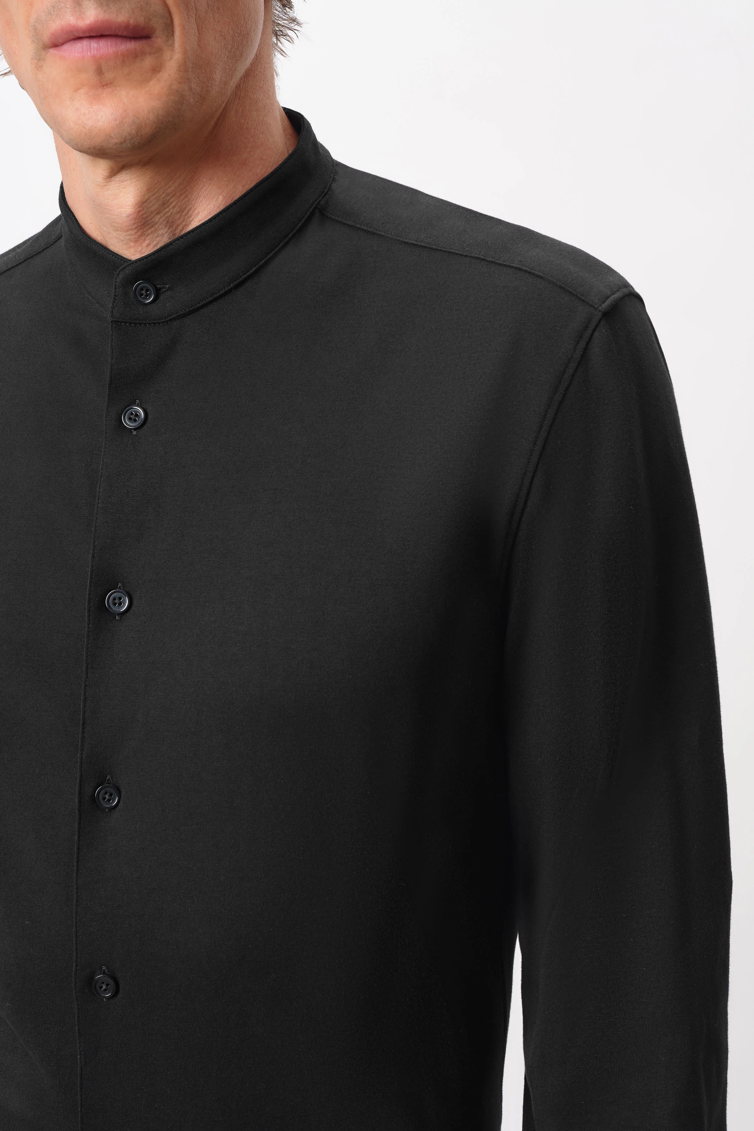 TIO - slim fit shirt in stretch cotton - men - Natural Aluminium - Detailansicht am Model