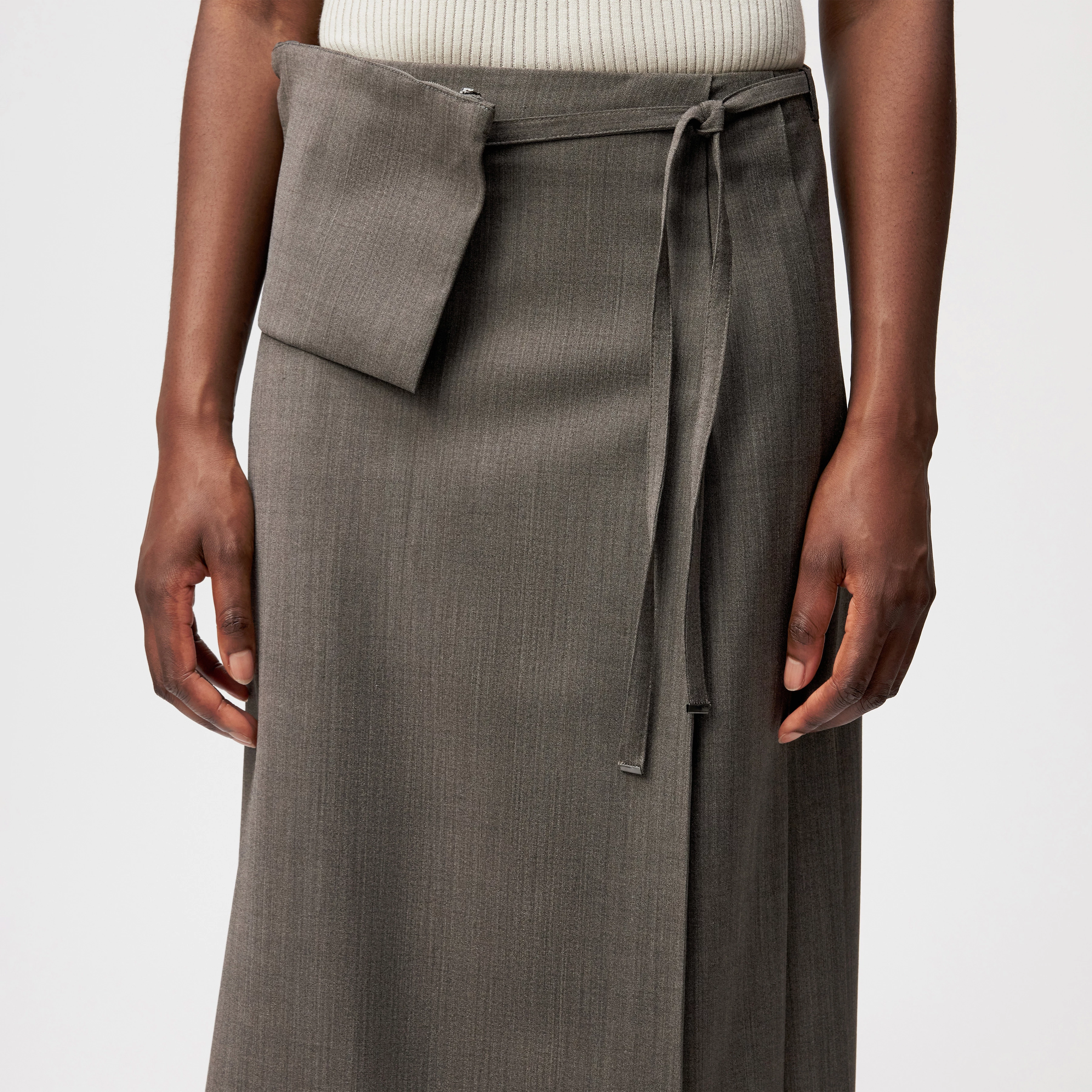 CHASITY_1 - Asymmetrical pleated skirt in bi-stretch - women - brown - Detailansicht am Model