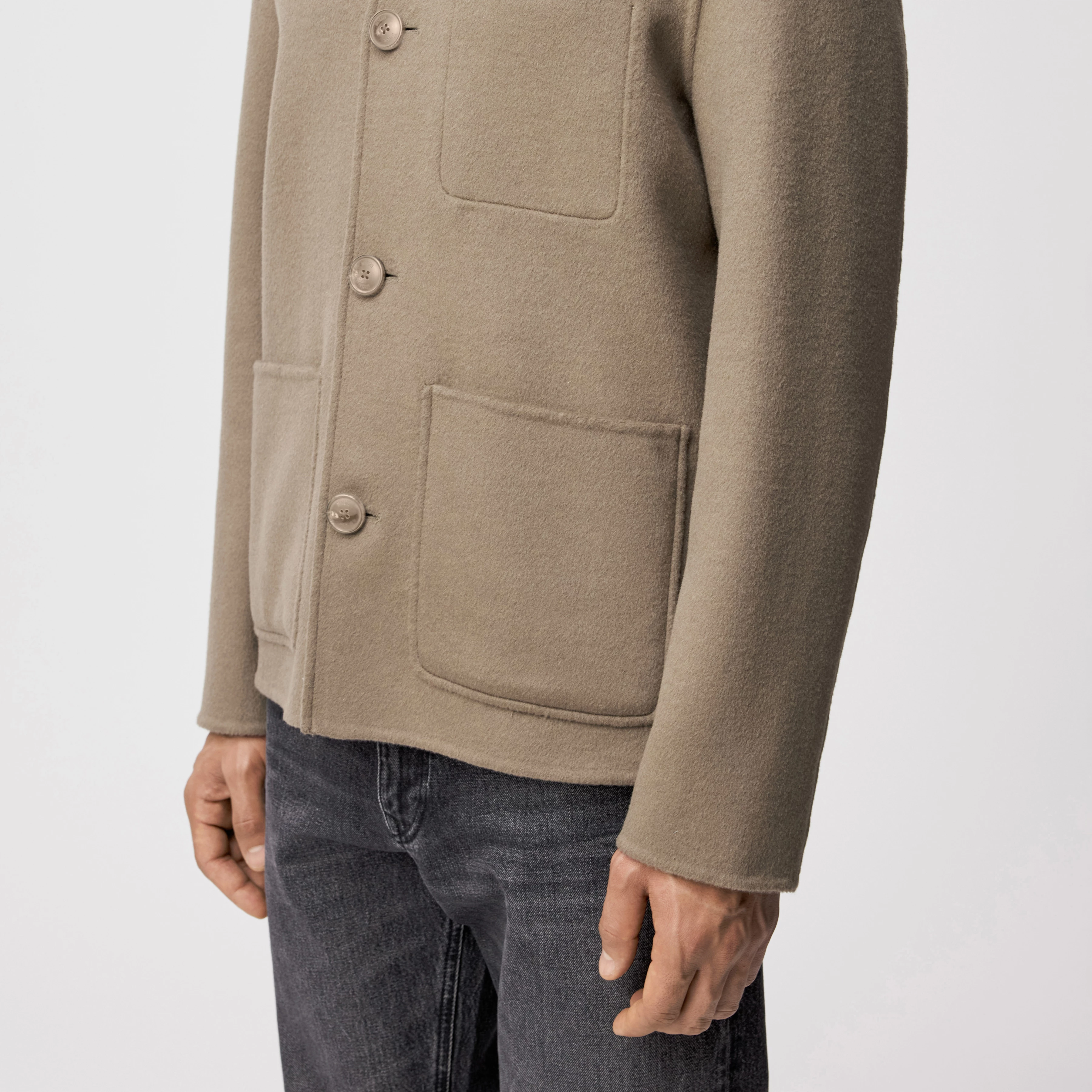 MAKONA - Indoor Jacke in Woll-Doubleface - Herren - braun - Detailansicht am Model