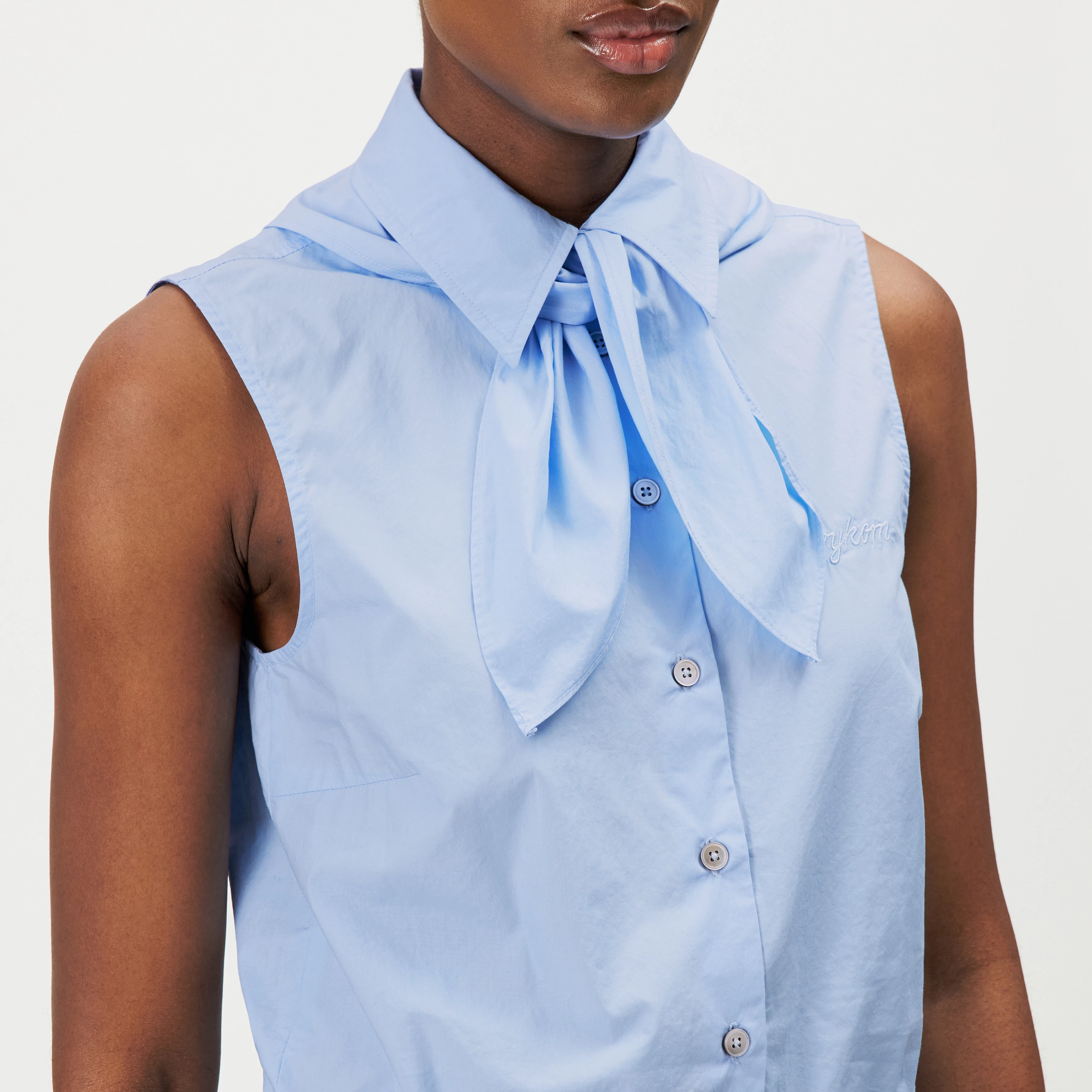 TIRIEL - Blouse sans manches coupe classique en coton pur - women - bleu - Detailansicht am Model