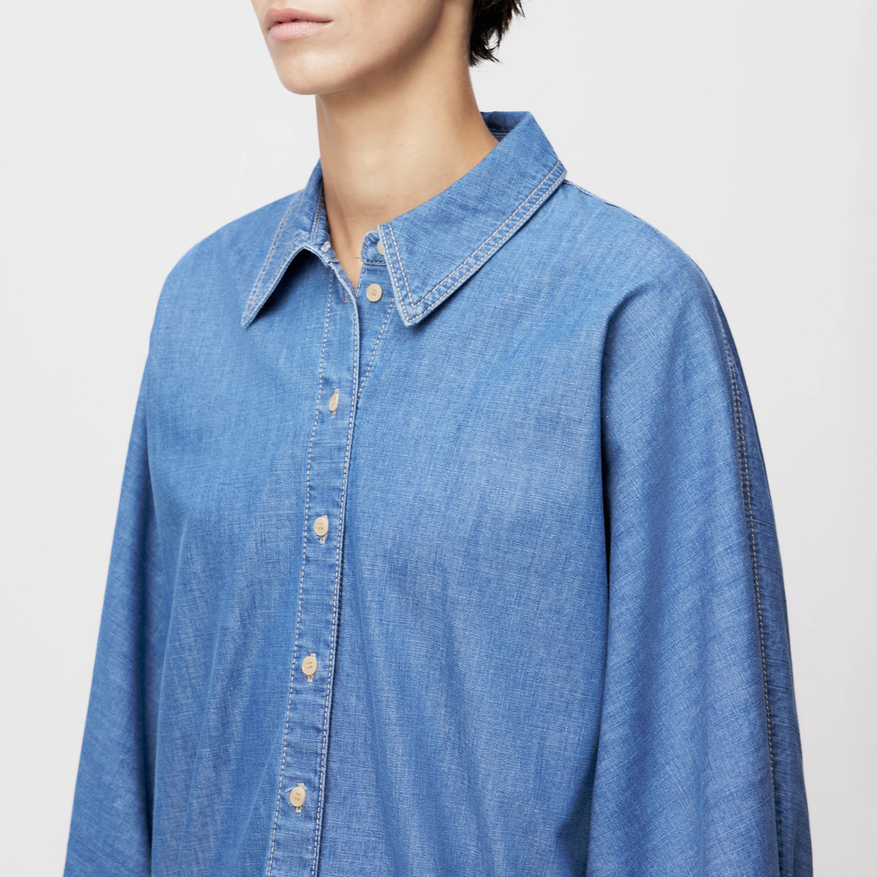 MOYALA - Bluse in Blue-Denim - Damen - blau - Detailansicht am Model