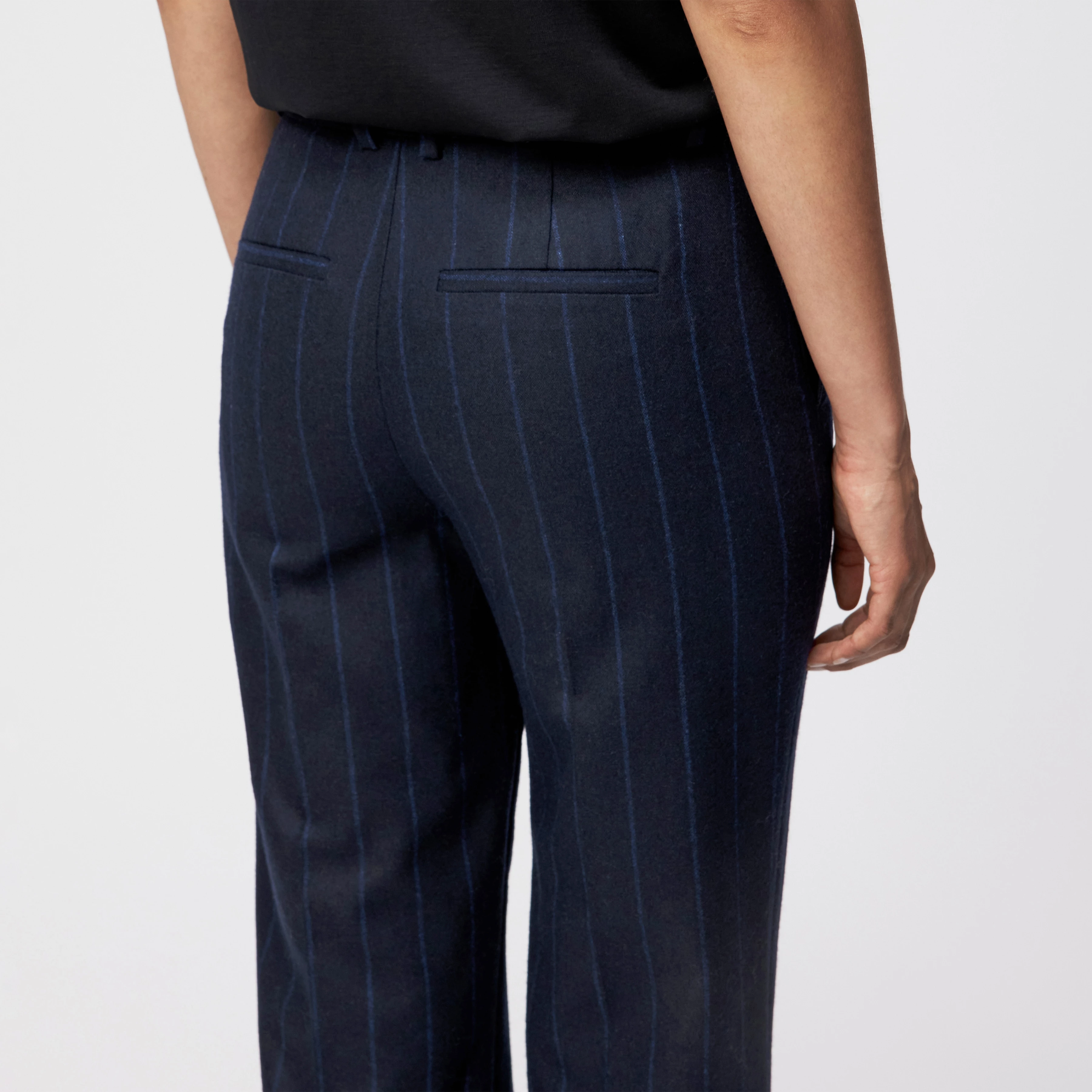 ARGUE - Hose mit Flared Leg in Woll-Mix - Damen - blau - Detailansicht am Model