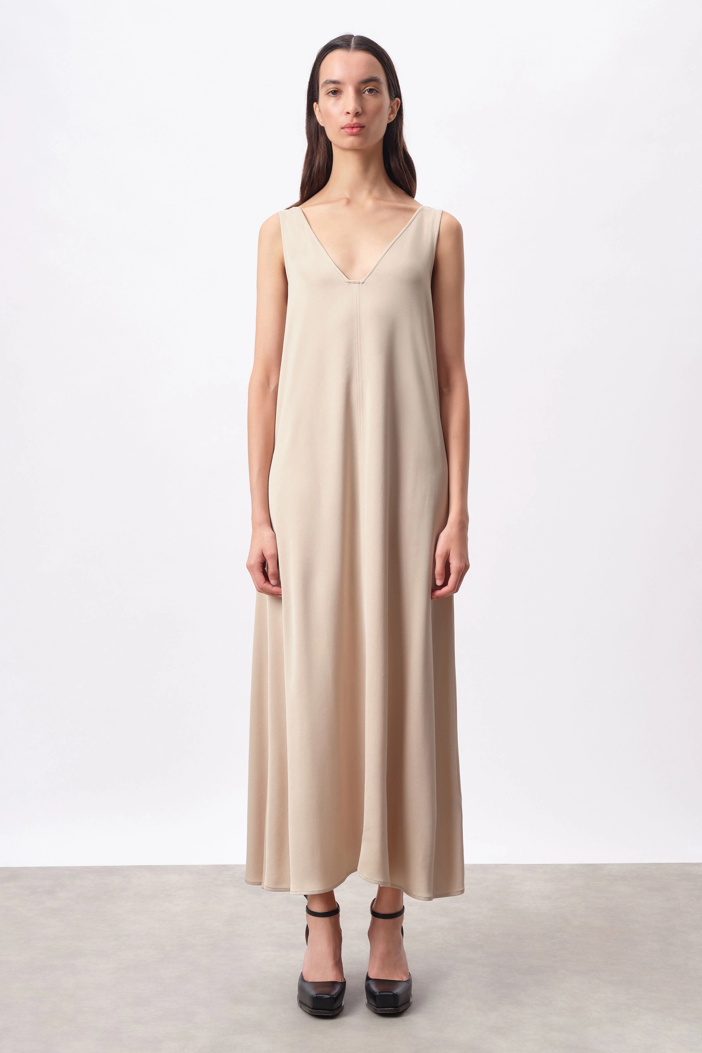 MAEVA - A-Linienkleid mit eckigem Ausschnitt in Satin - Damen - braun - Ganzkörper-Frontansicht