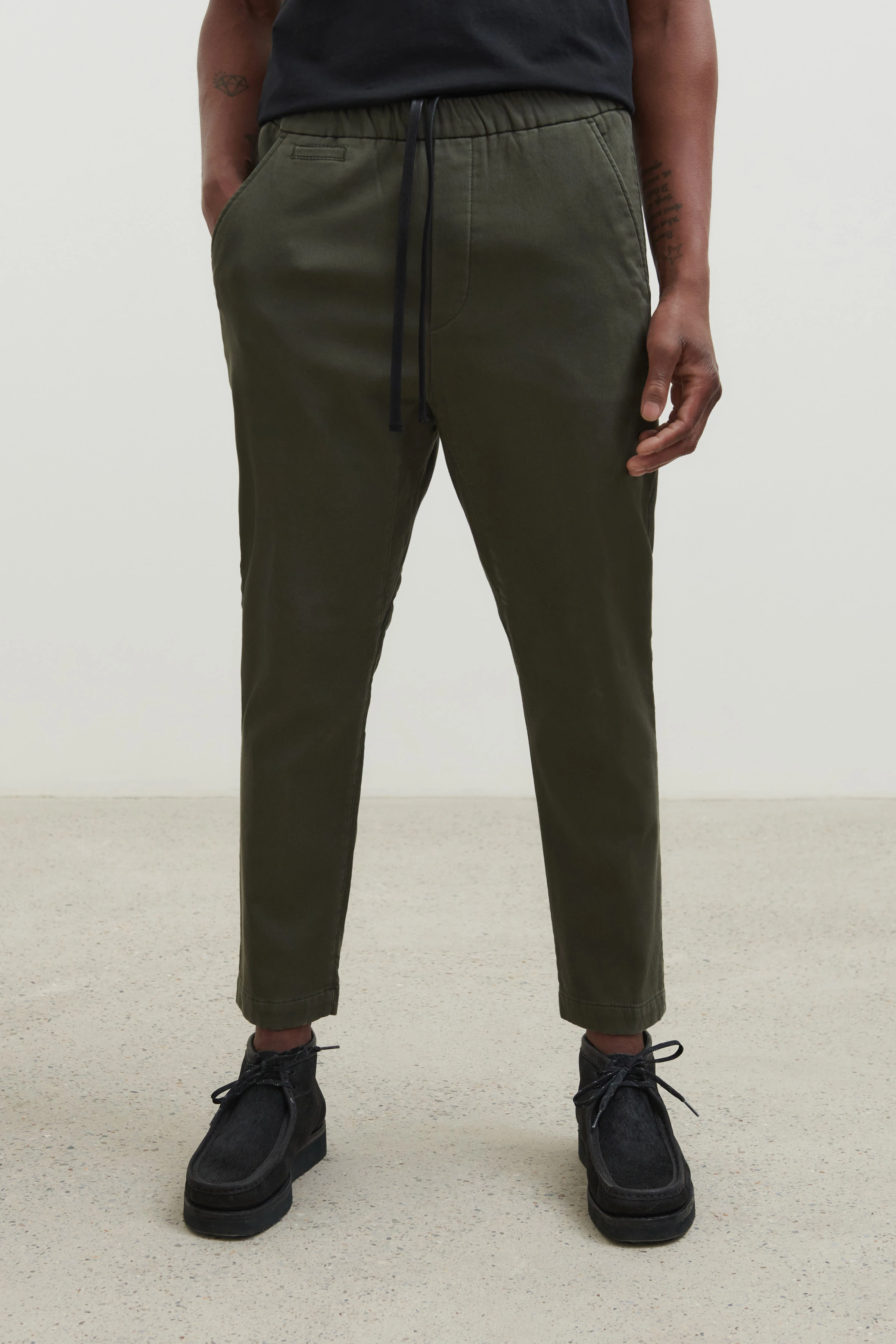 TROP - legere Jogpant im Lederlook - Herren - oliv - Frontansicht
