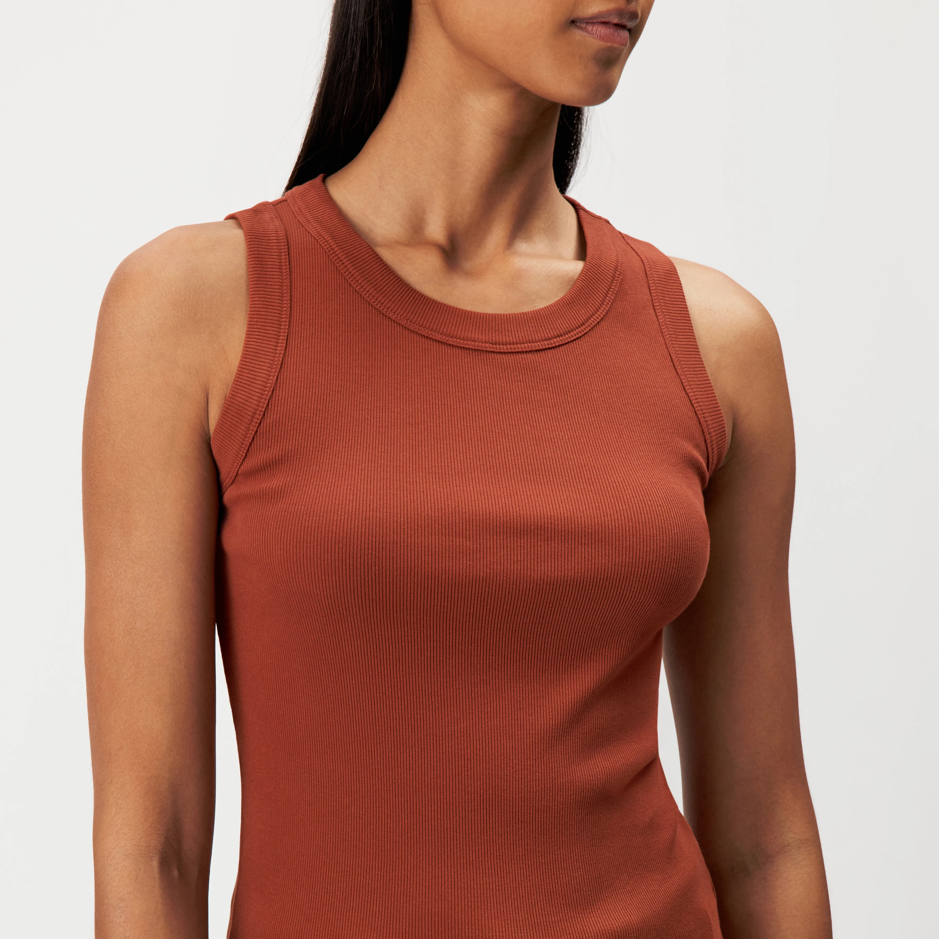 OLINA - Cotton ribbed crew neck tank top - women - red - Detailansicht am Model