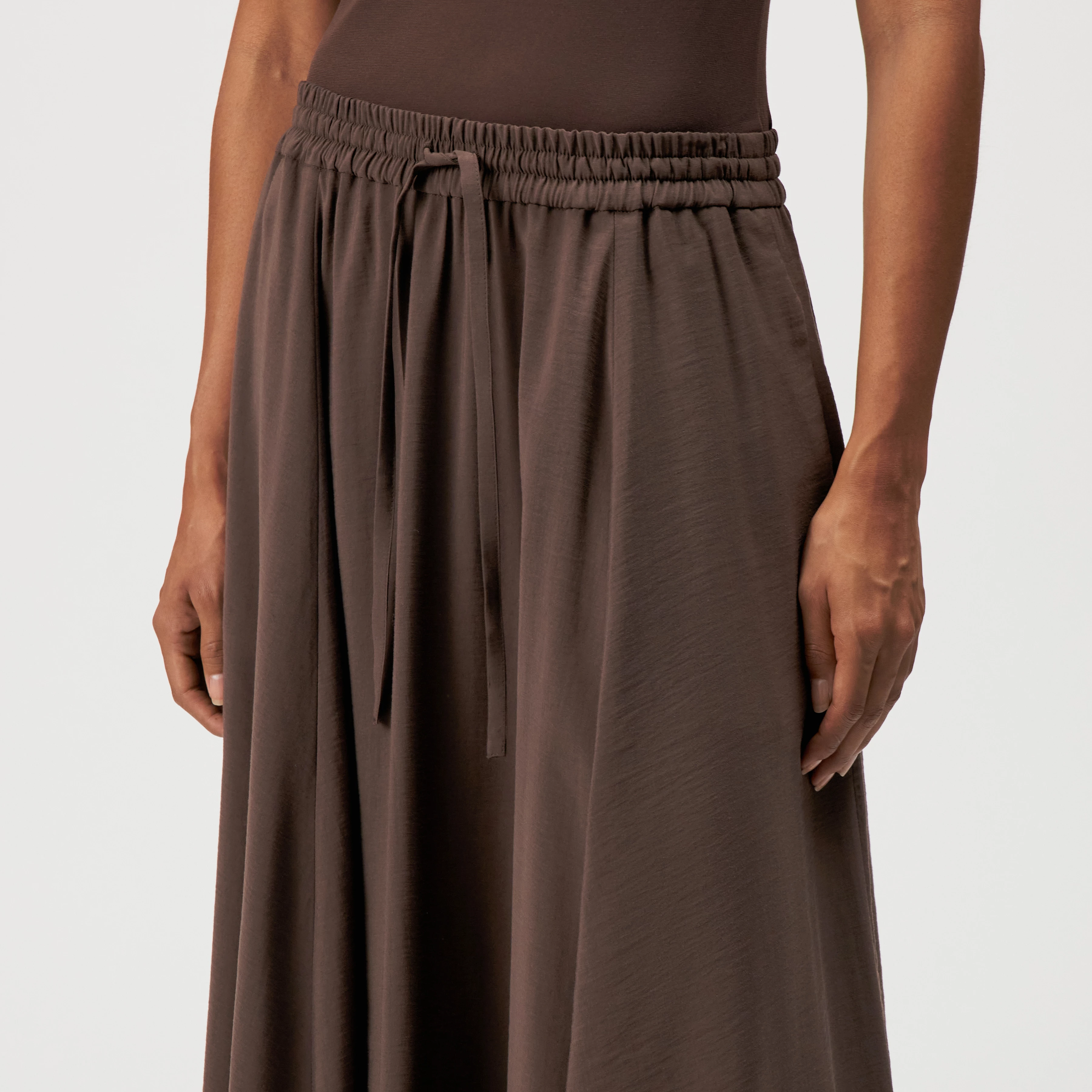 QERIME_1 - Jupe évasée en twill fluide - women - marron - Detailansicht am Model