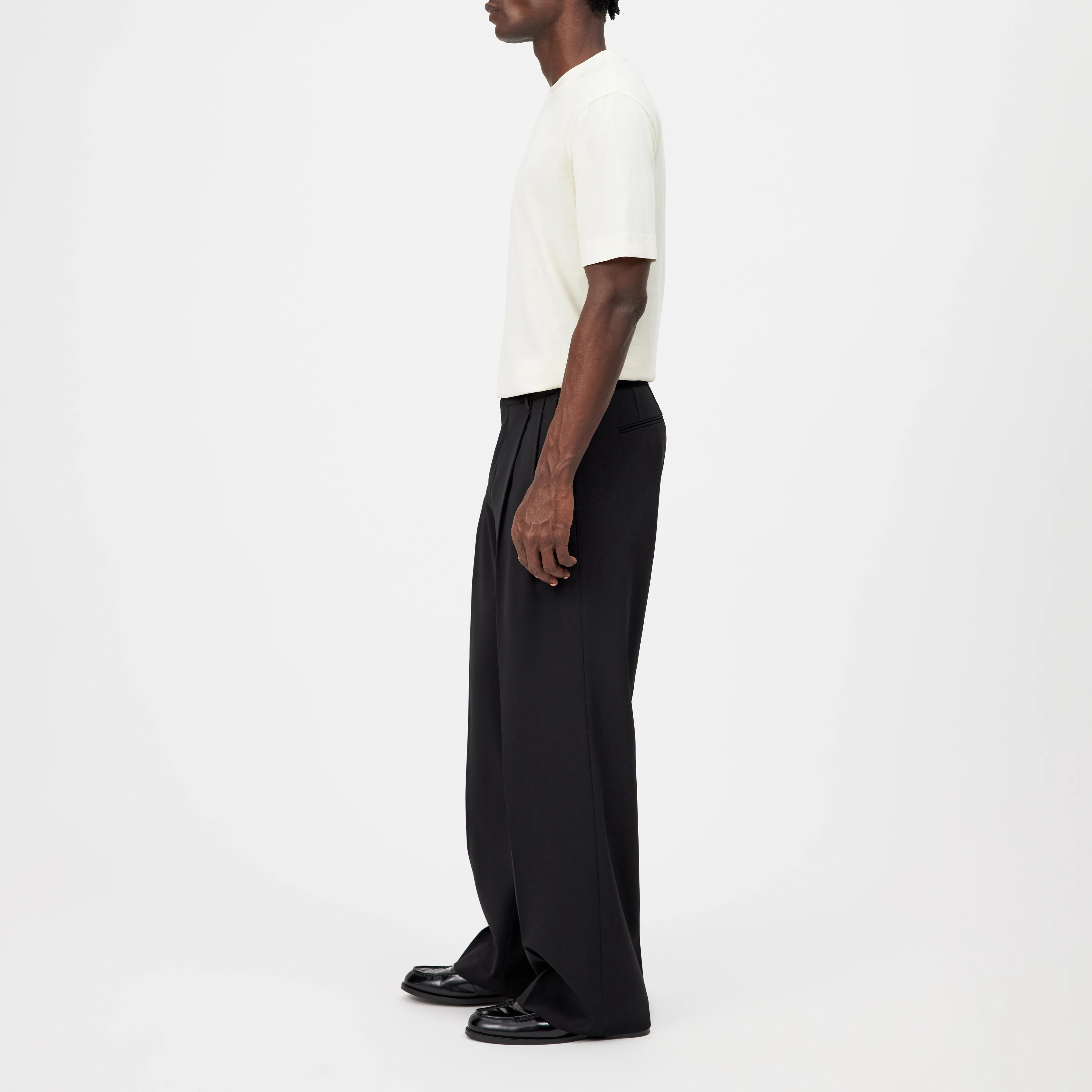 LEEK_WIDE - Relaxed Fit Bundfaltenhose in Gabardine - Herren - schwarz - Seitenansicht