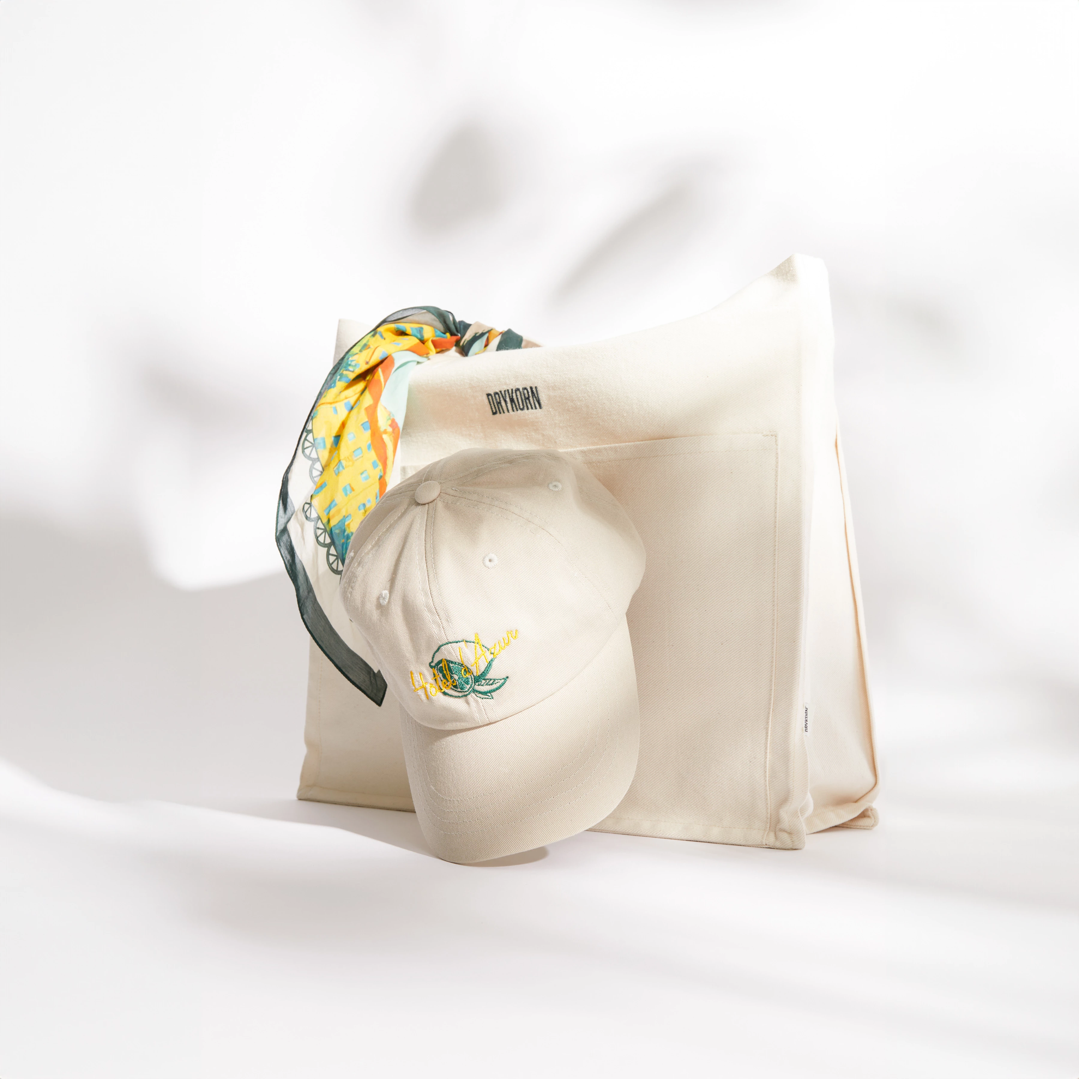 SECRET_DK - Tasche in Baumwolle - Unisex - off white - Detailansicht am Model