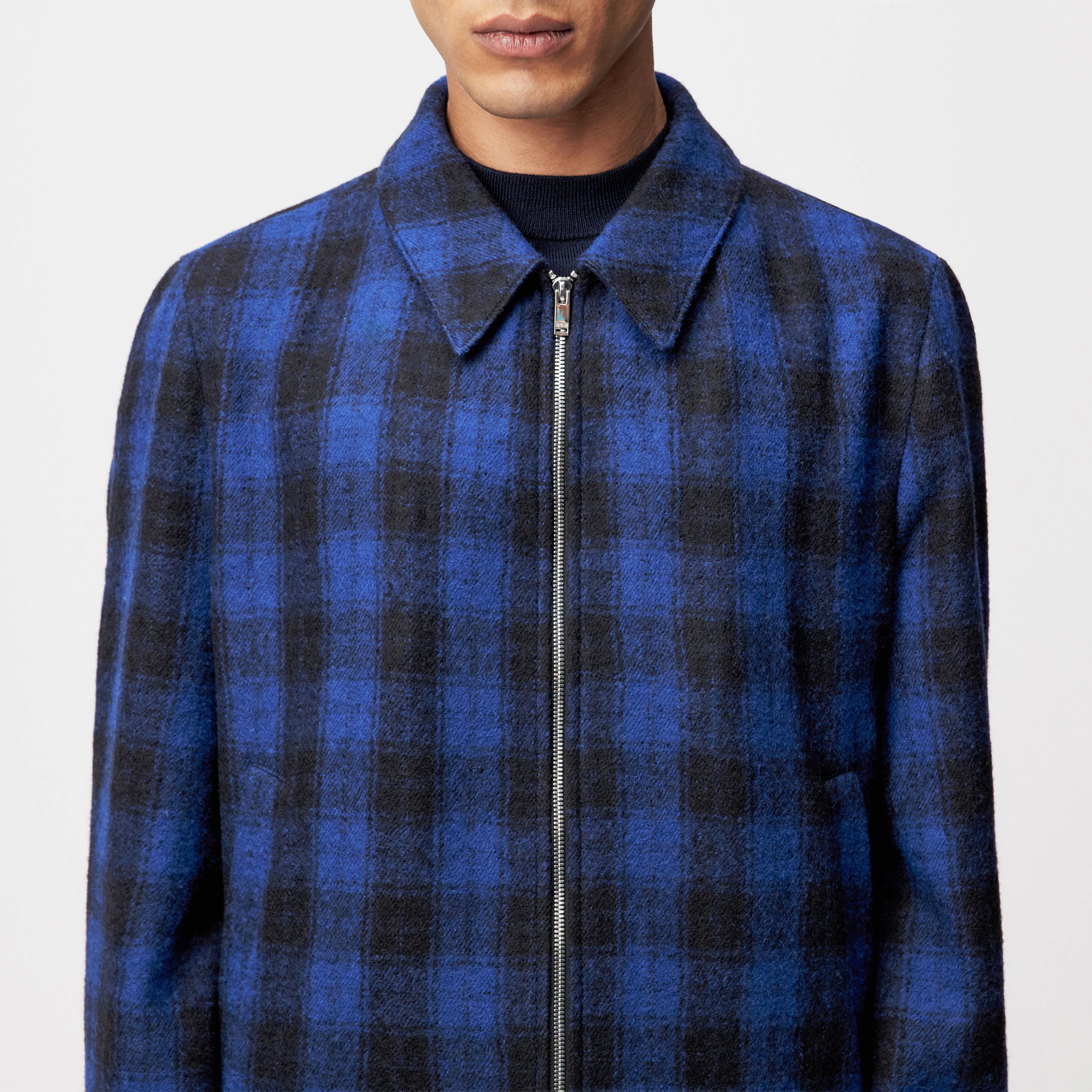 RIKKA_2 - Jacke in Schurwolle - Herren - blau - Detailansicht am Model