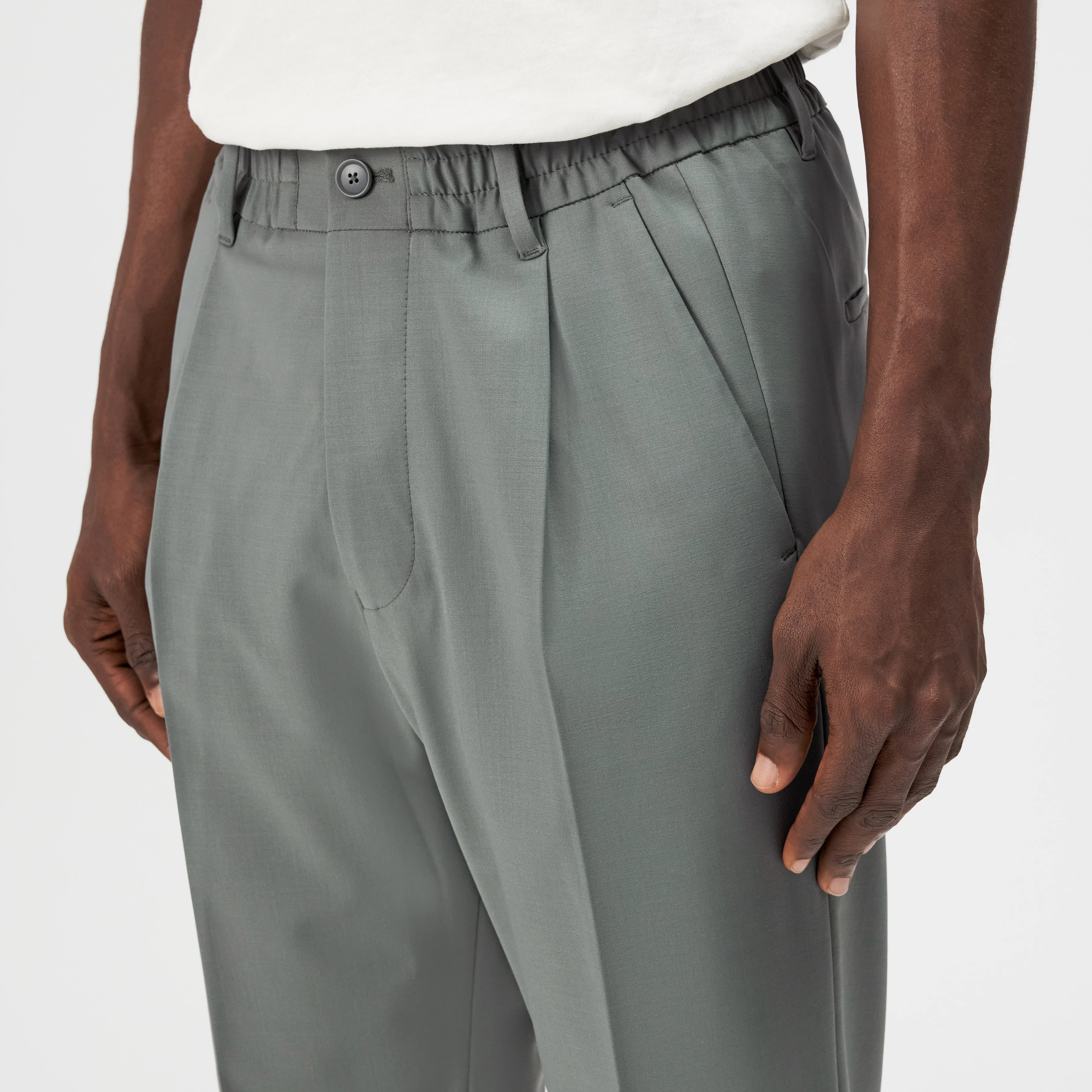 CHASY - Casual pleated trousers in bi-stretch - men - green - Detailansicht am Model