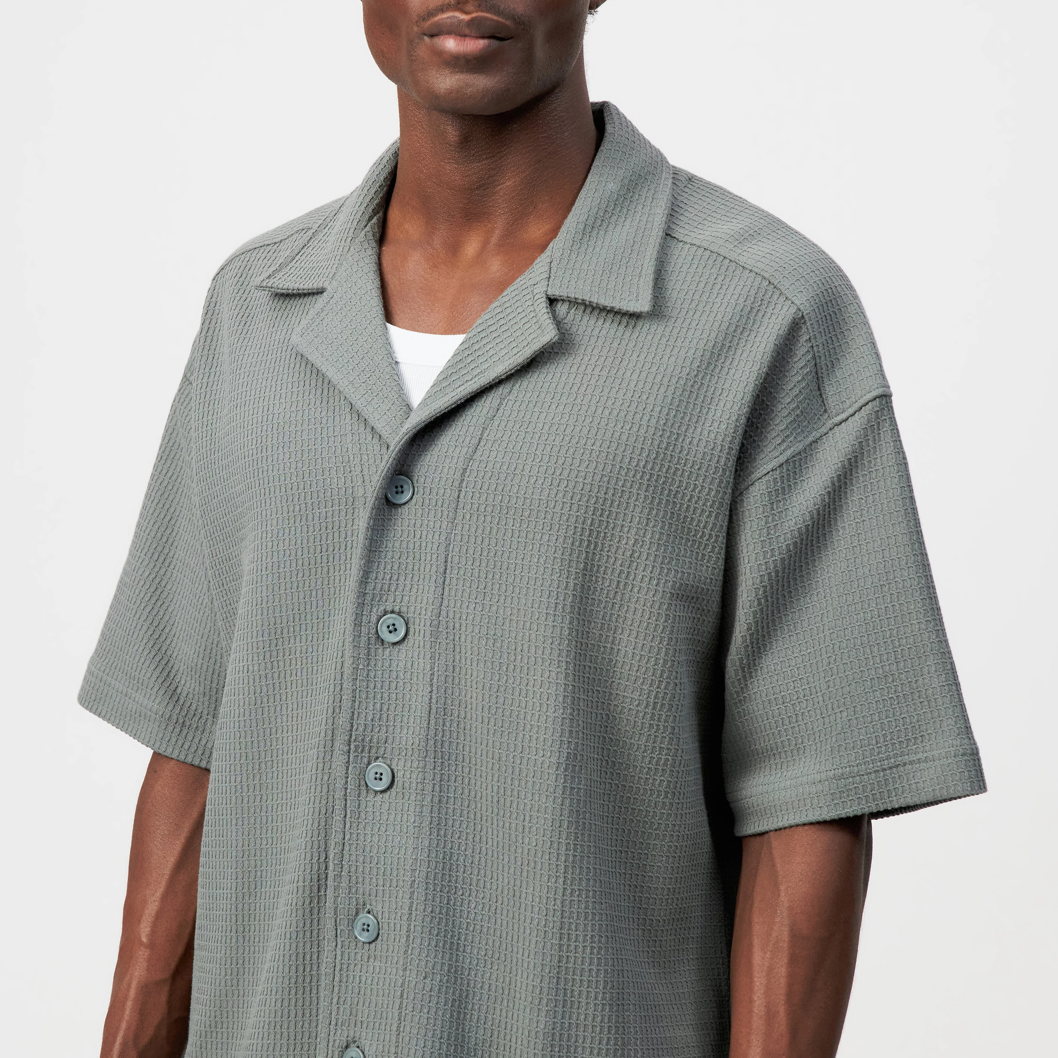 BASIIL - Chemise manches courtes Relaxed Fit en coton Dry Touch - men - vert - Detailansicht am Model