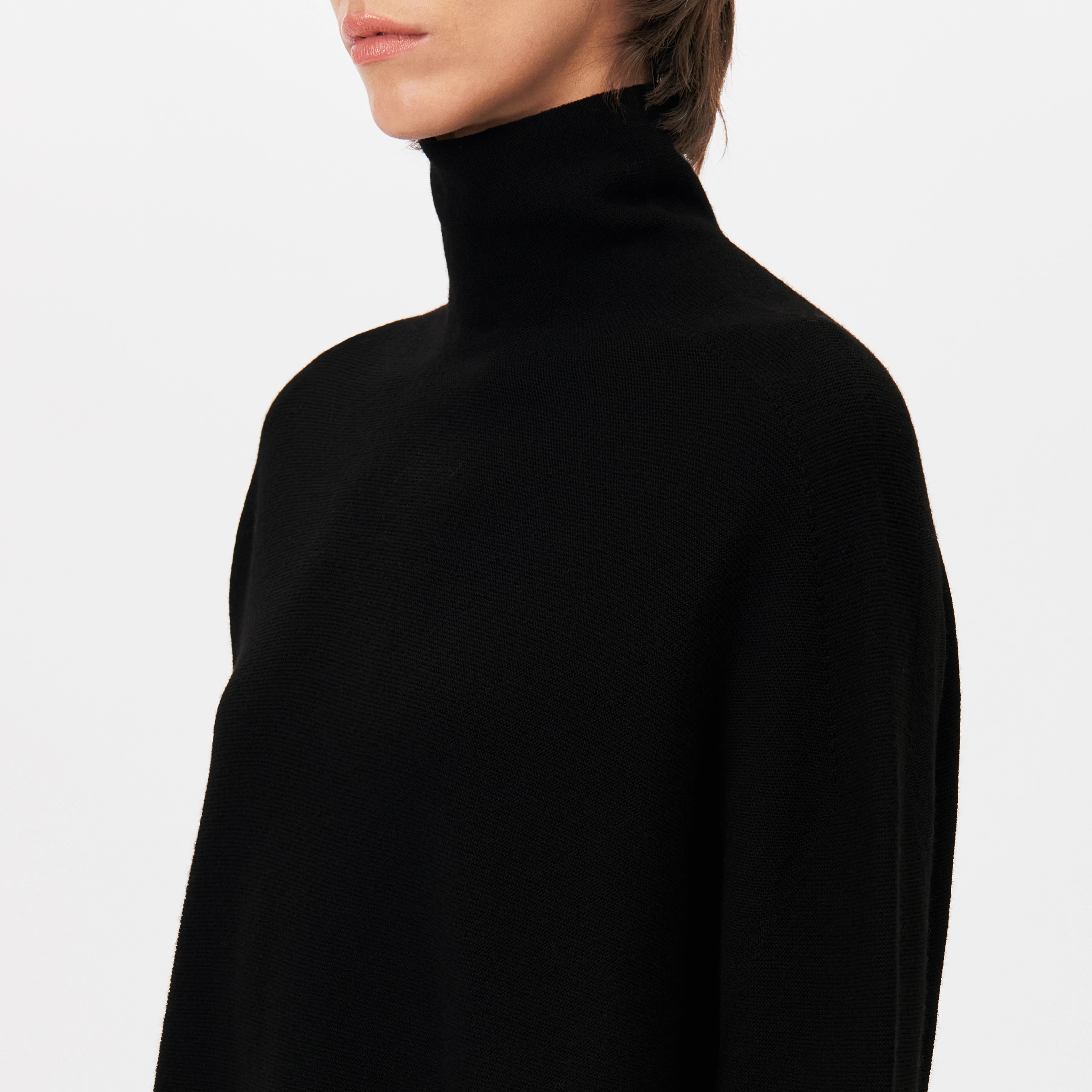 LIORA - Egg-shape turtleneck jumper in 100% merino wool - women - black - Detailansicht am Model