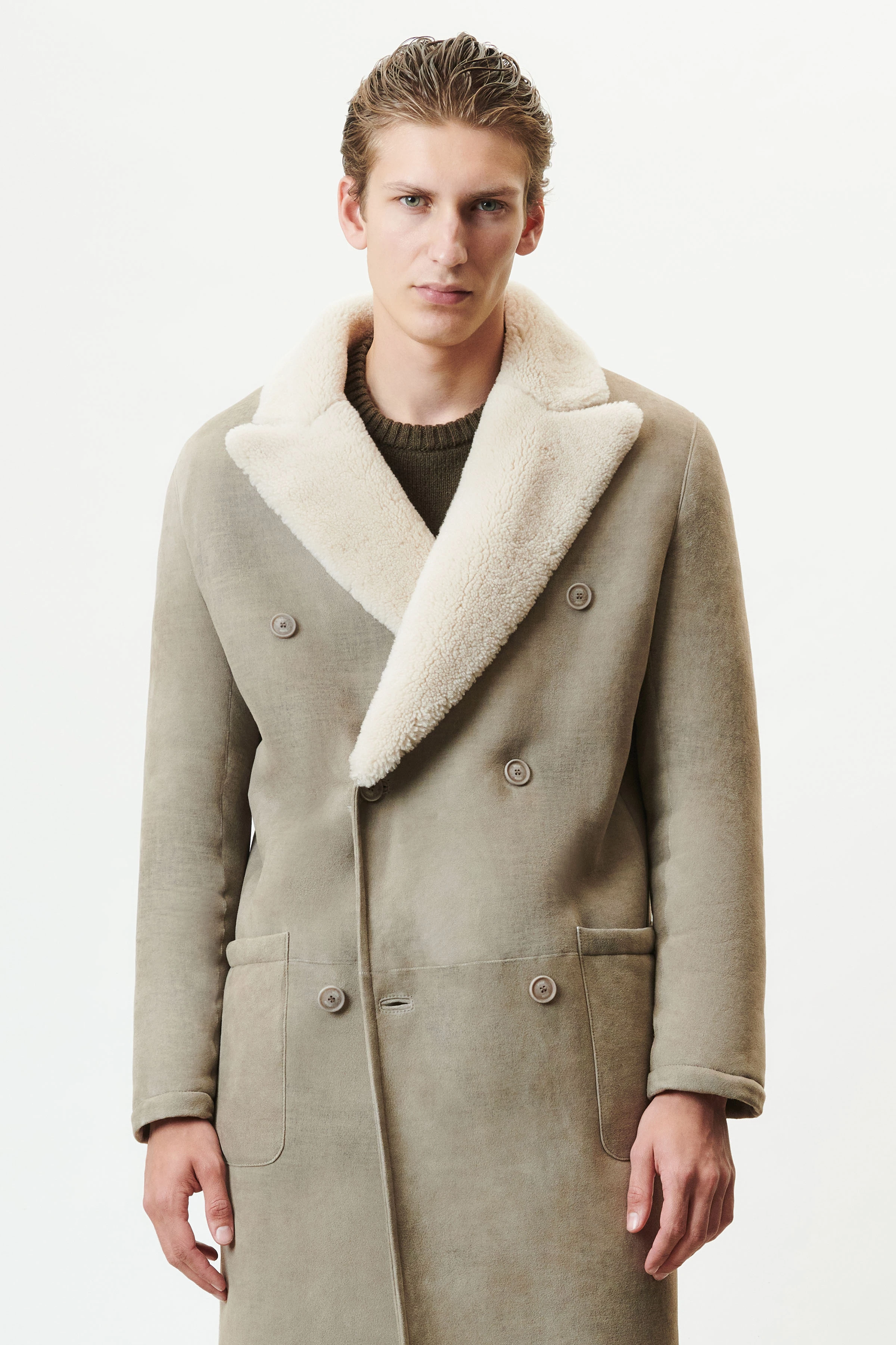 SKYE_L - Zweireihiger Reversmantel in Lammfell - Herren - grün - Frontansicht