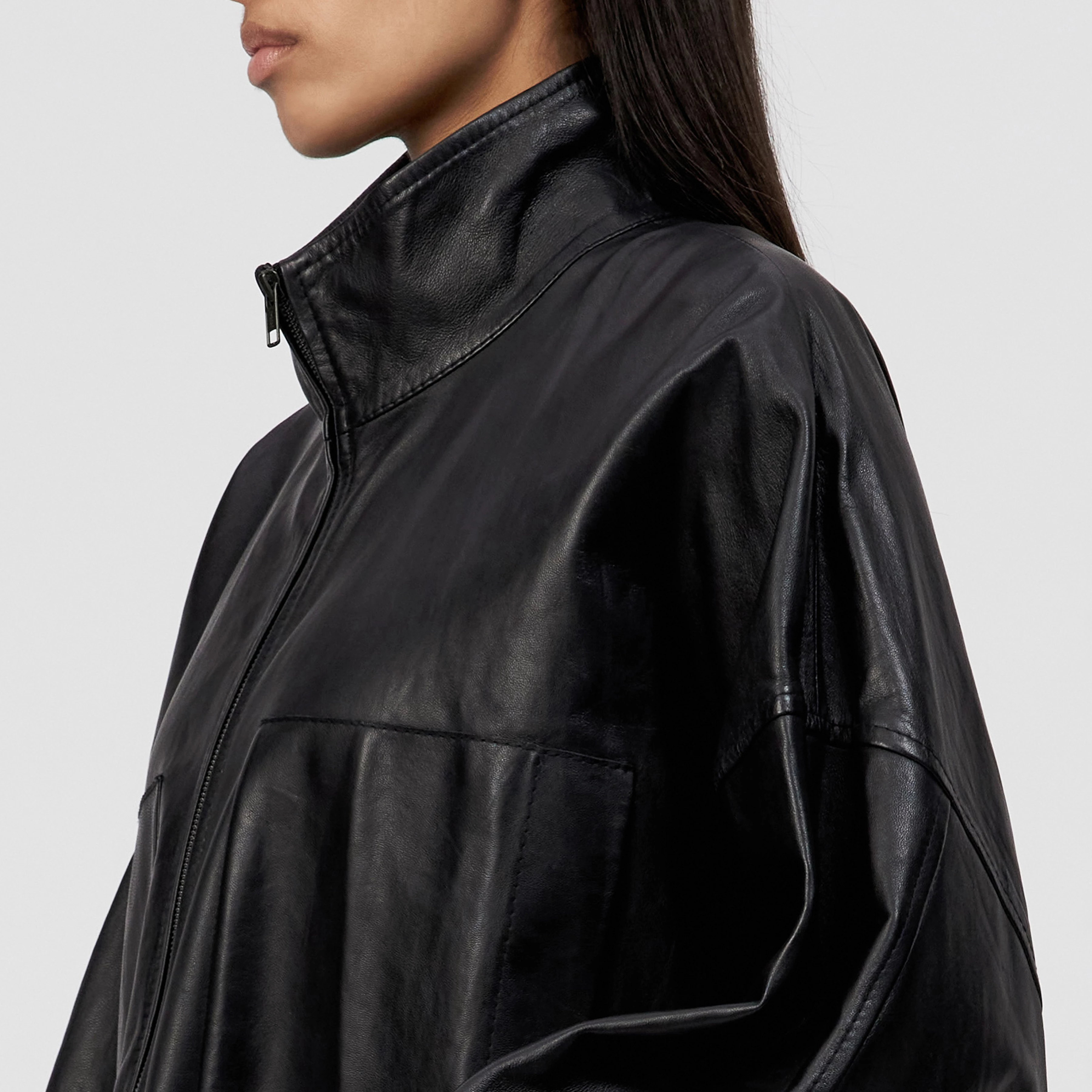 ELSTOW_1 - Oversized Jacke in Nappaleder - Damen - schwarz - Detailansicht am Model