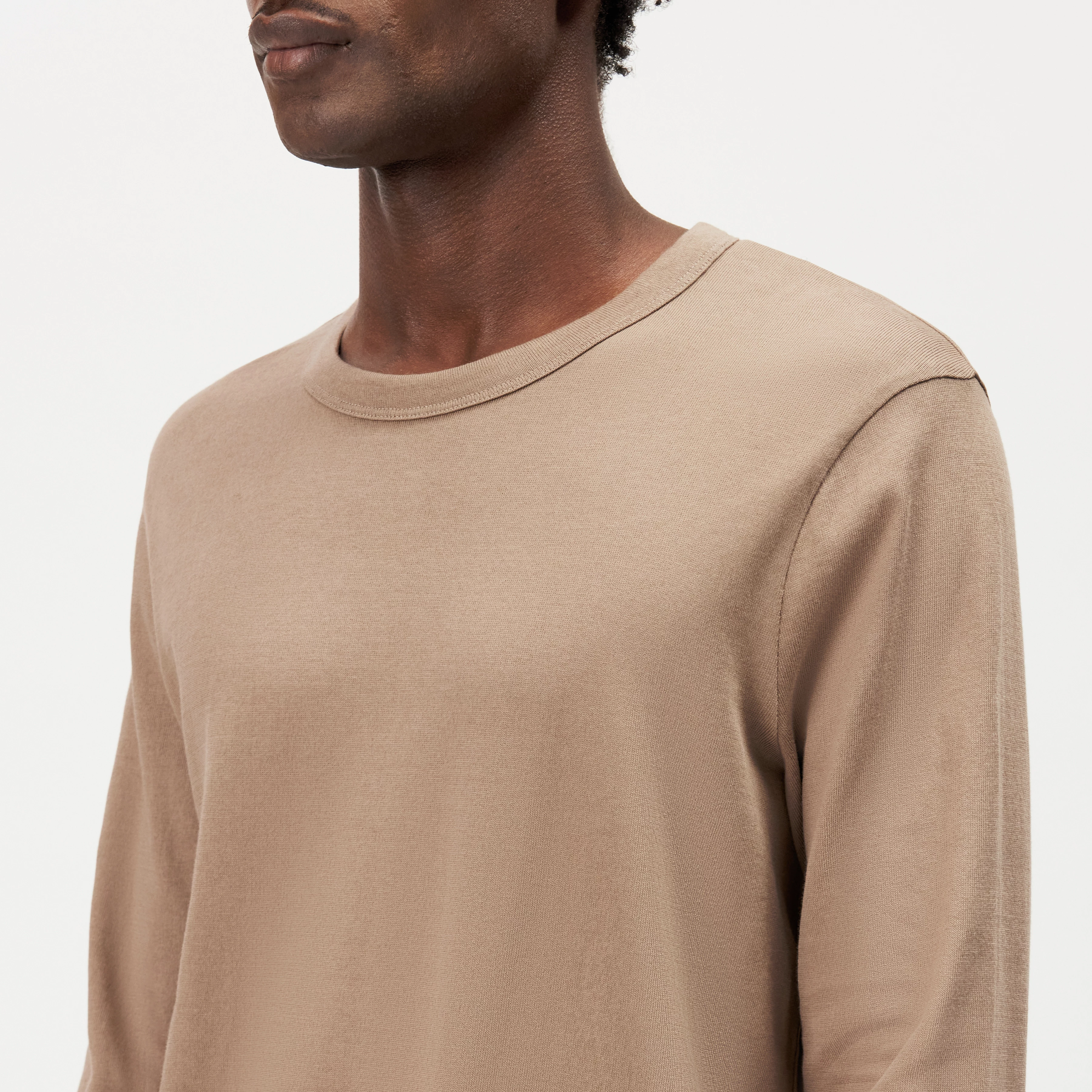 JULIENO_LS - Slim Fit Longsleeve in reiner Baumwolle - Herren - braun - Detailansicht am Model