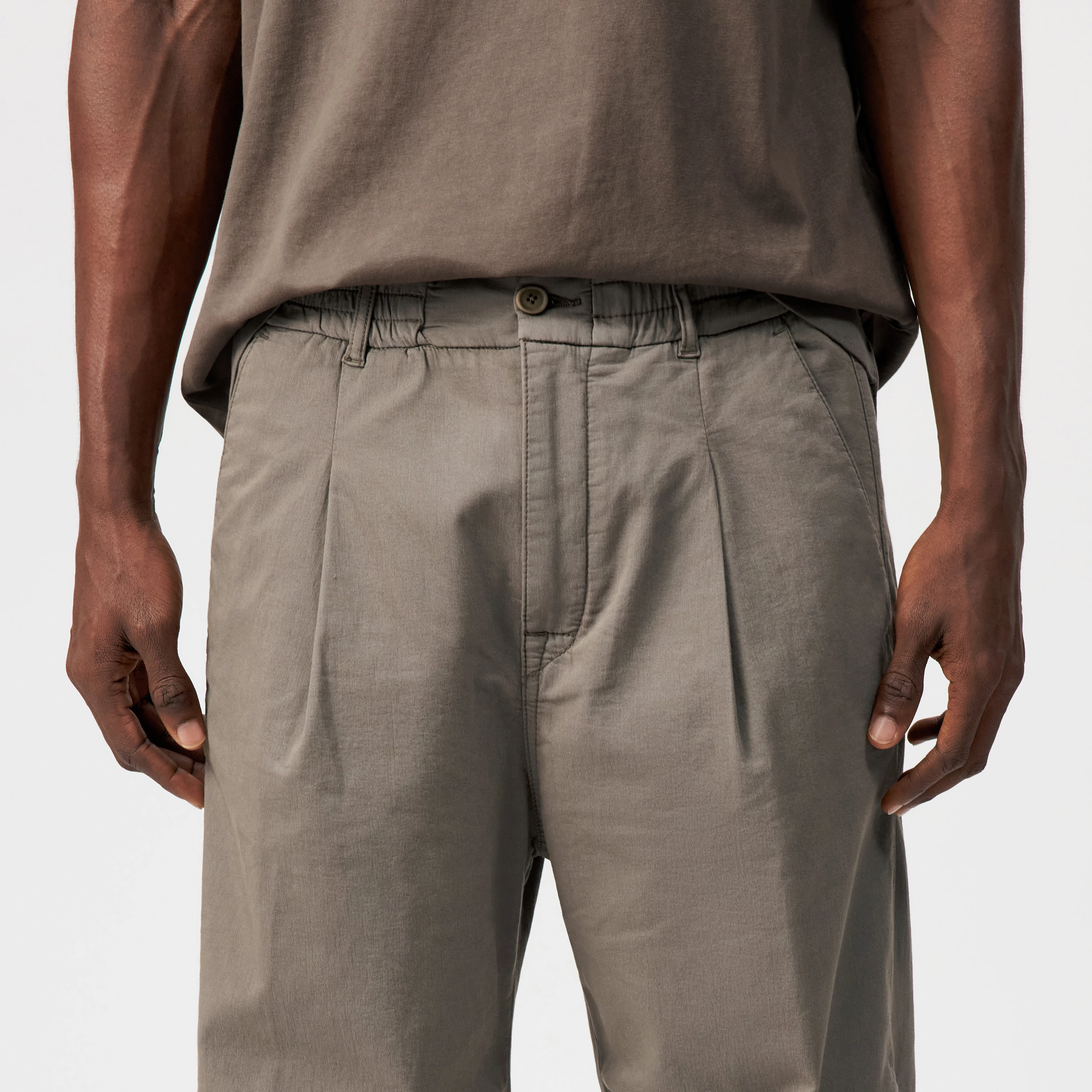LIROG_C - Pantalon utilitaire en mélange de coton - men - marron - Detailansicht am Model