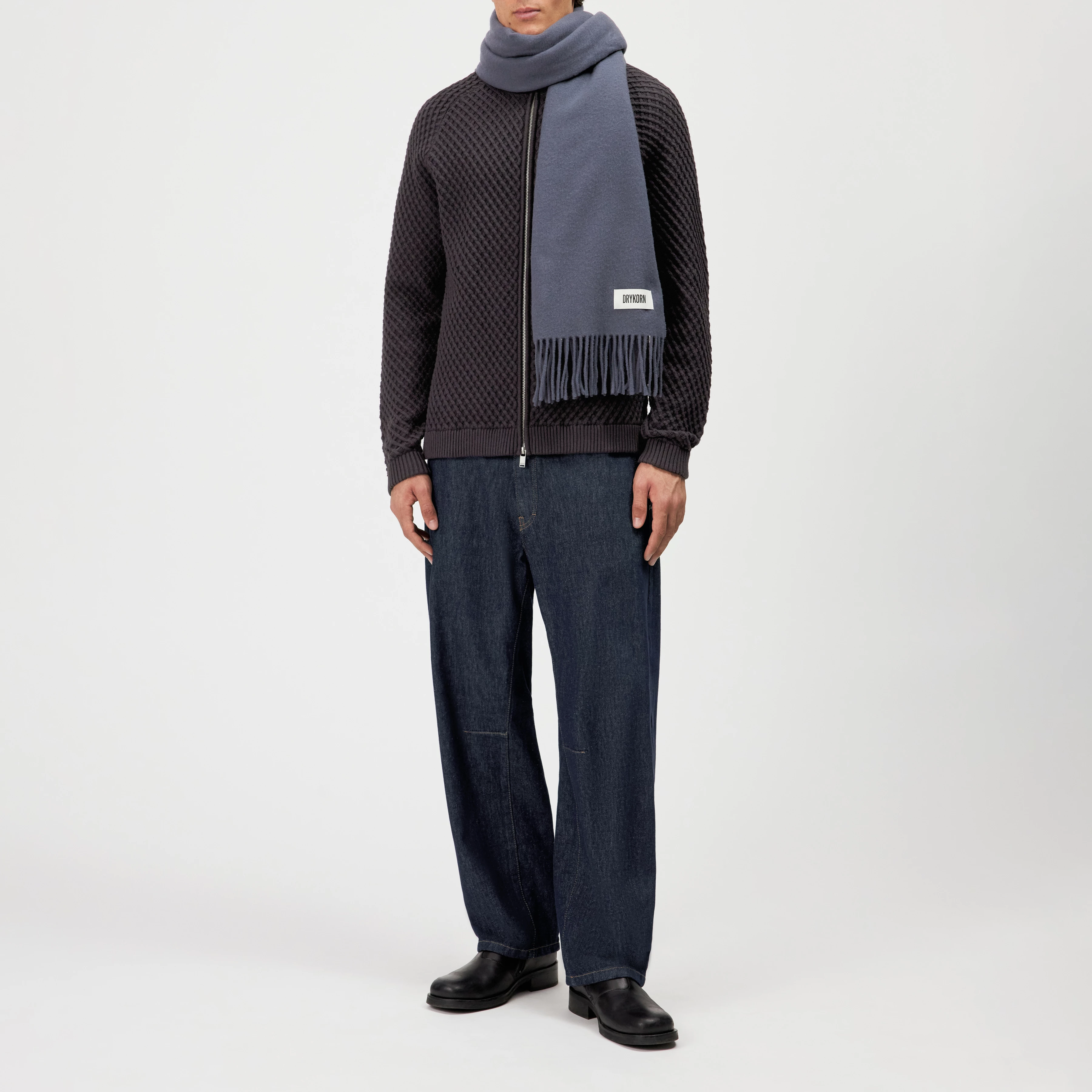 GAZE_4 - Schal in Wolltwill - Unisex - blau - Detailansicht am Model