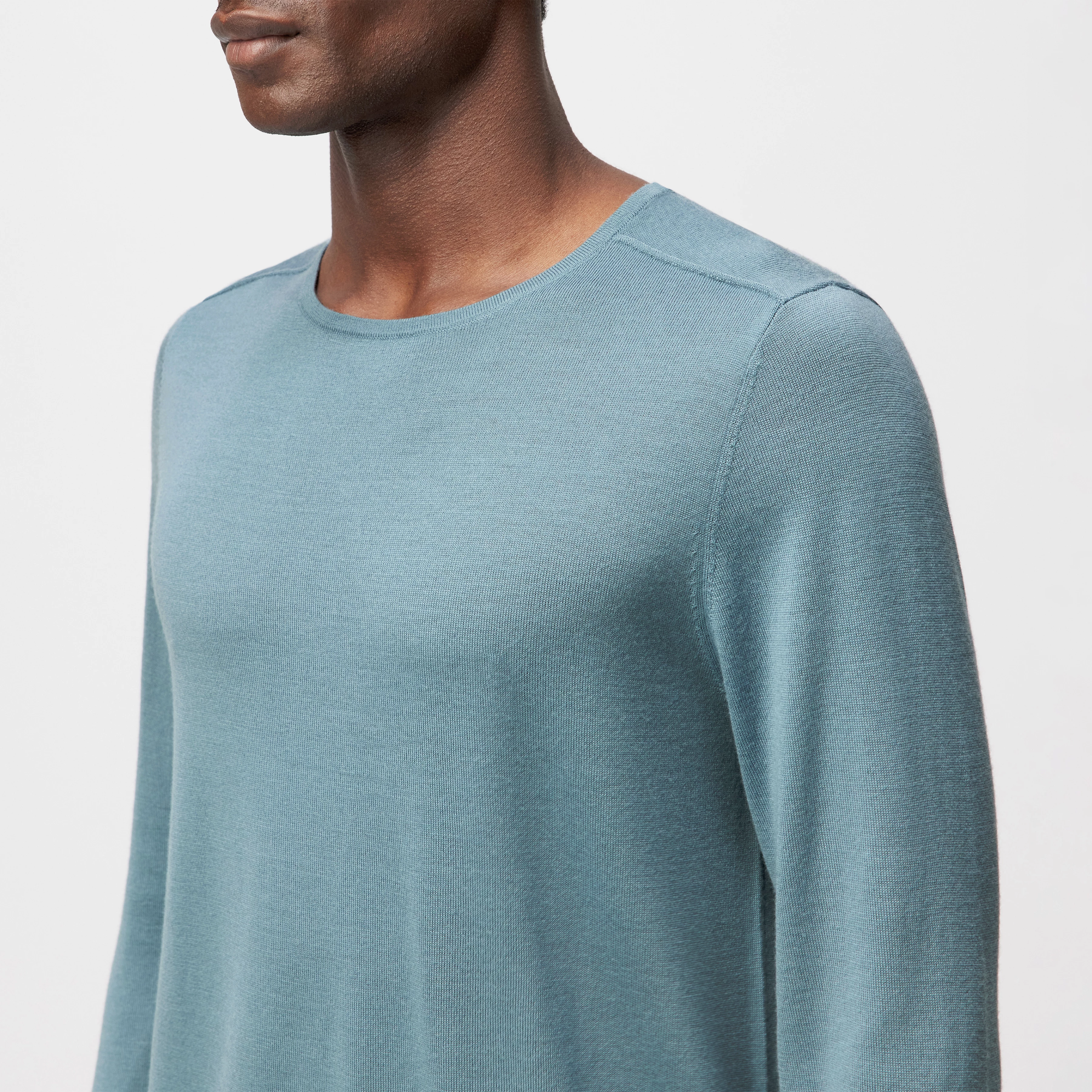 RIKONO - Strickpullover in feiner Merinowolle - Herren - grün - Detailansicht am Model