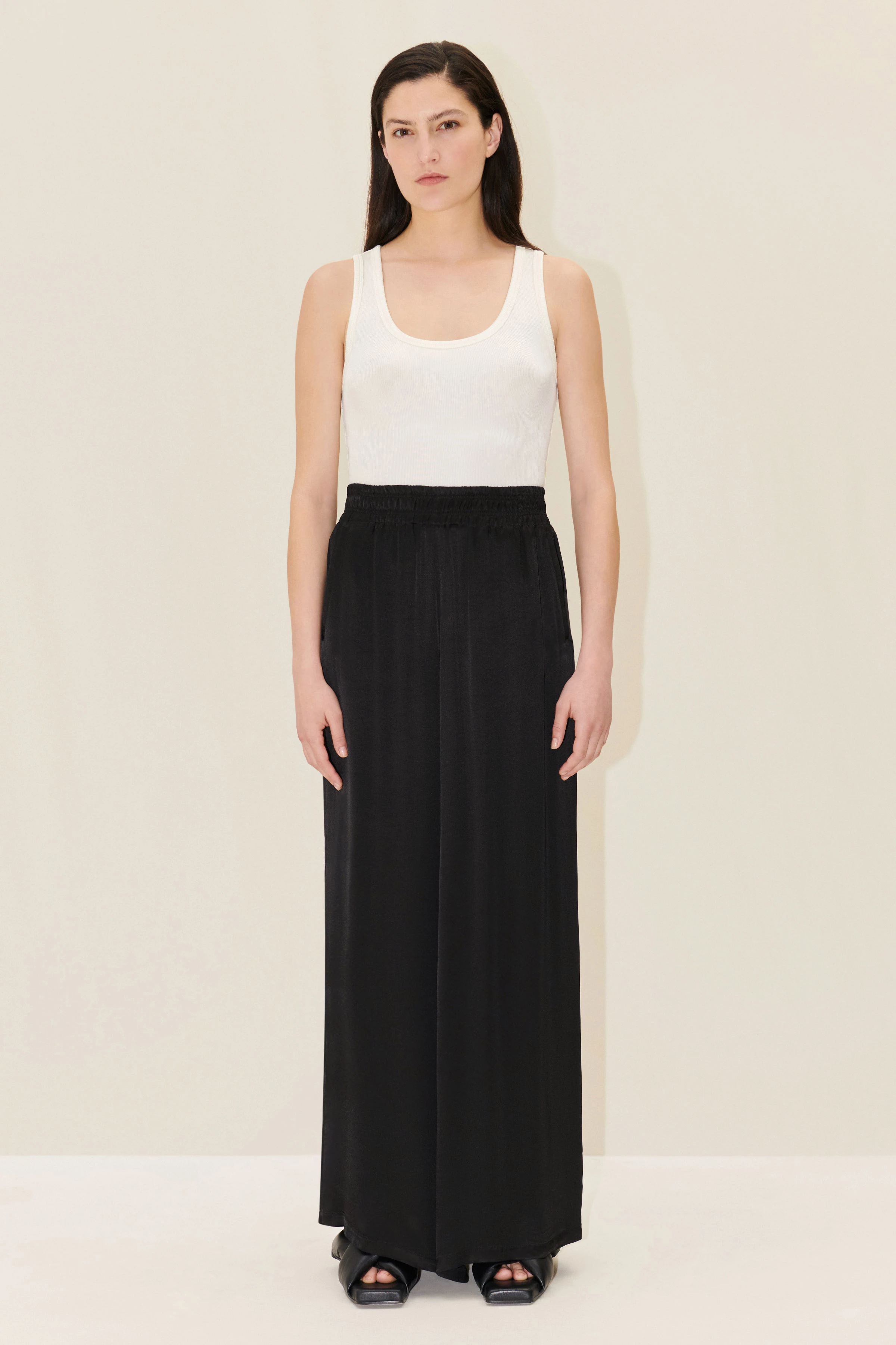 CEILING - Palazzo Pants with elasticated waistband in flowing viscose satin - women - Natural Aluminium - Ganzkörper-Frontansicht