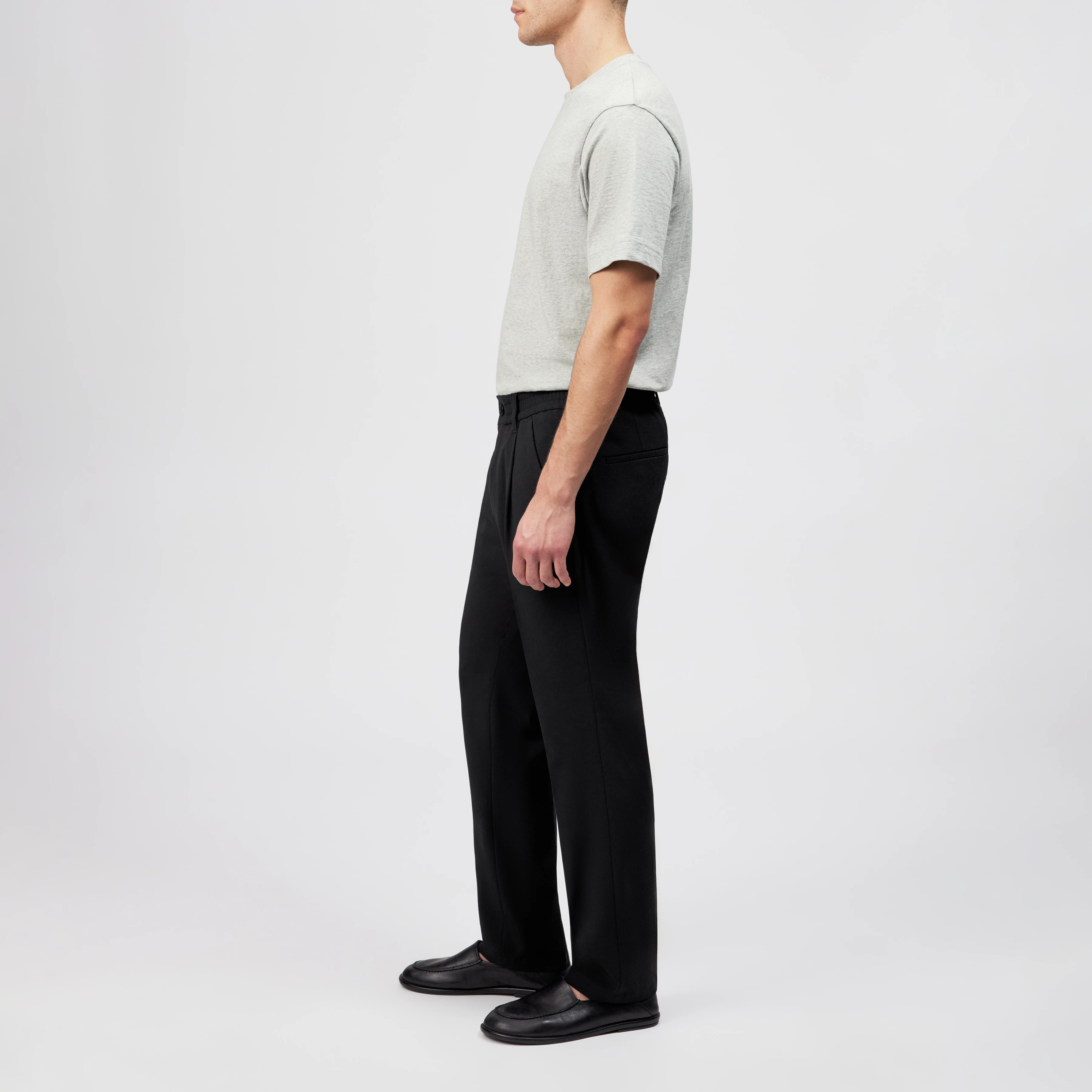 CHASY_RGLR - Casual trousers with pleats in gabardine - men - black - Seitenansicht