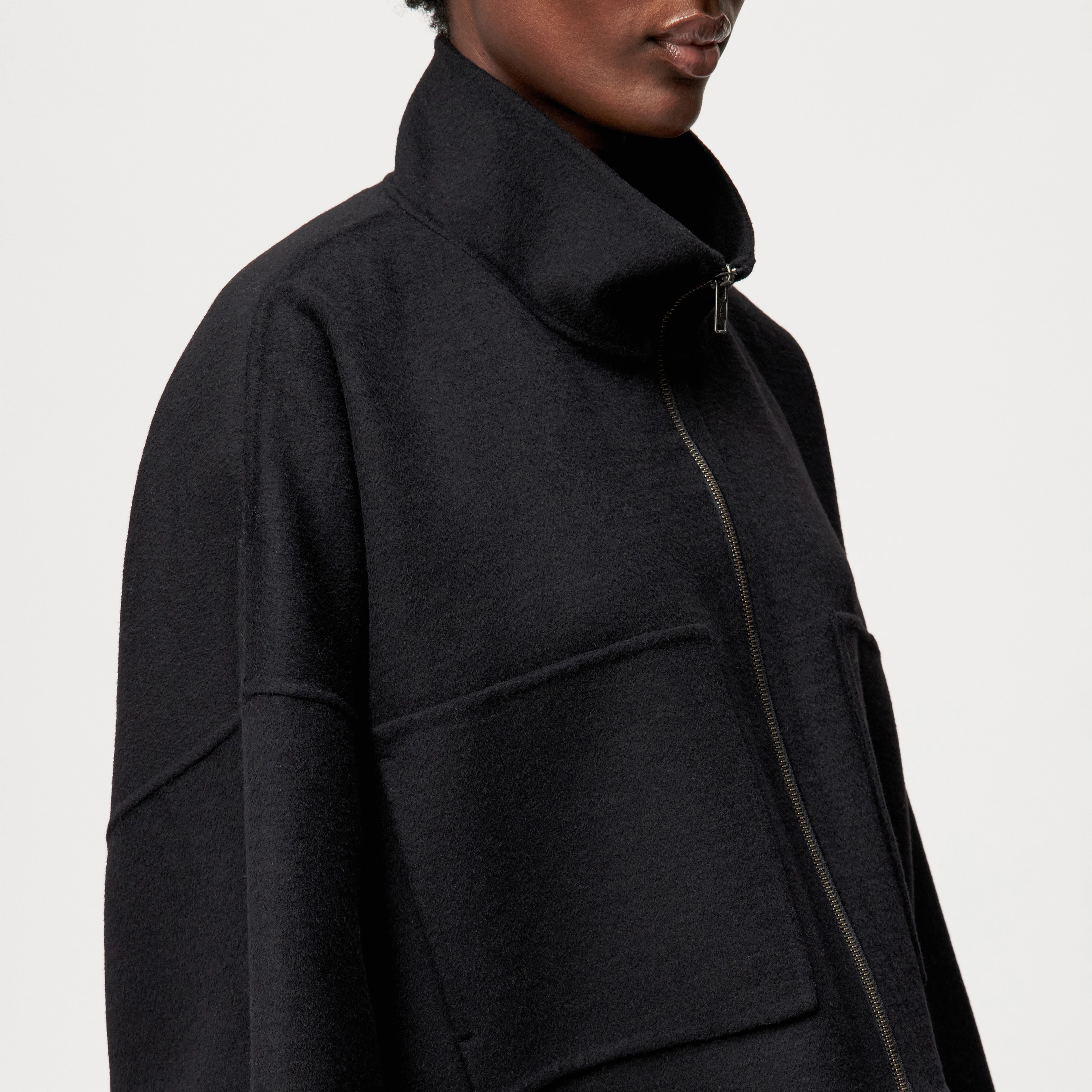 ELSTOW_1 - Oversized Jacke in Woll-Doubleface - Damen - schwarz - Detailansicht am Model