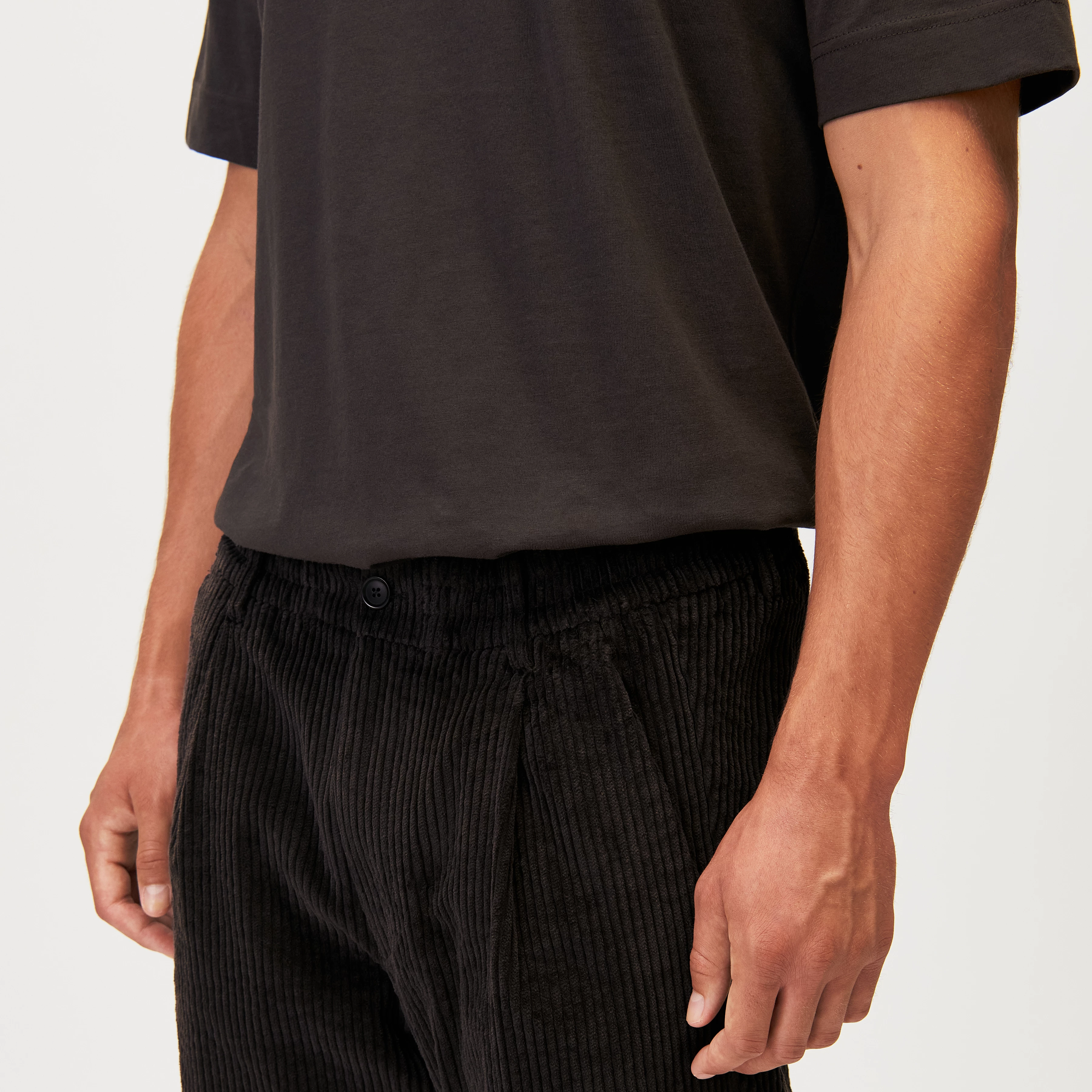 CHASY_RGLR - Casual Hose mit Bundfalte in Jumbo Cord - Herren - braun - Detailansicht am Model