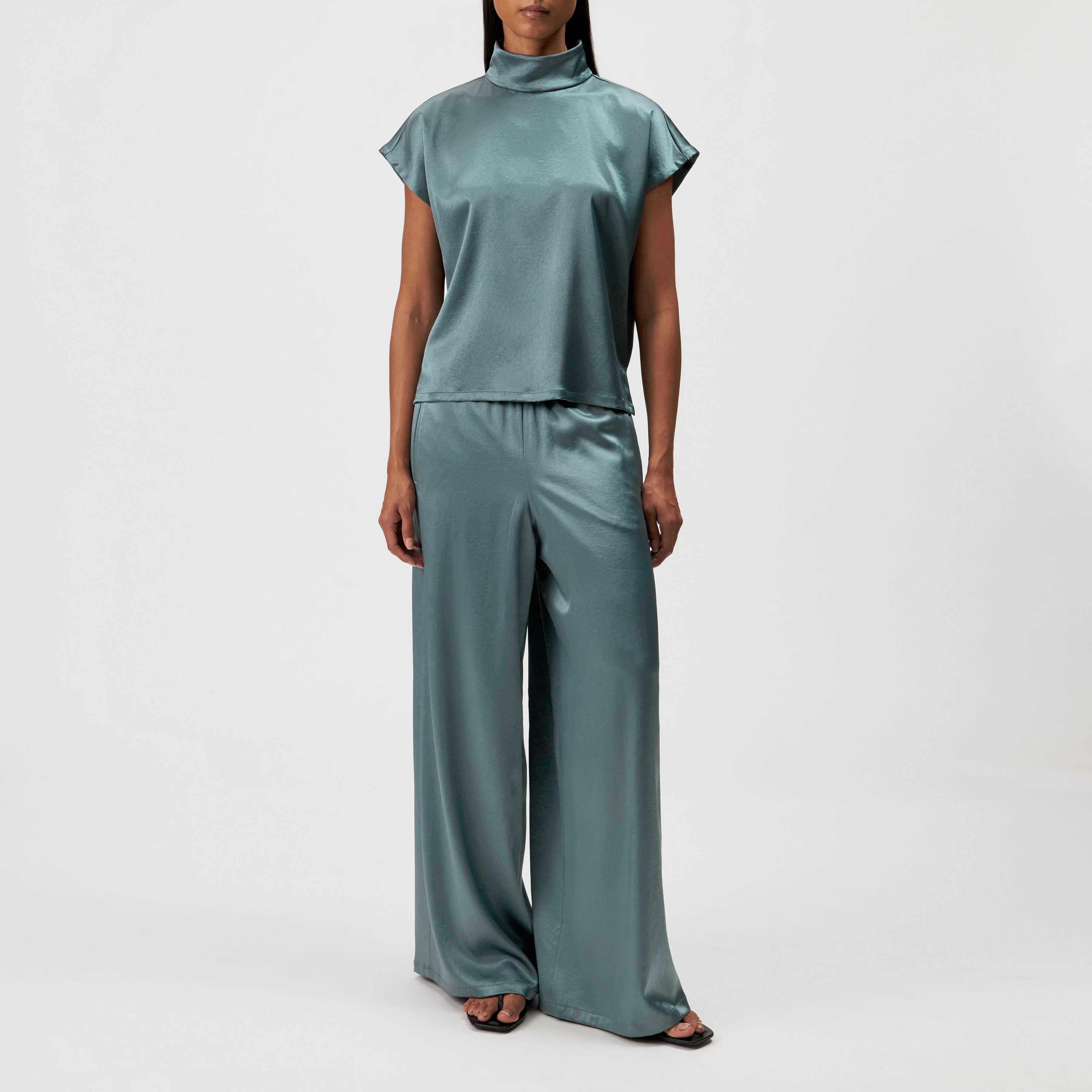 ALARIA_1 - Shirt-Bluse mit Stehkragen in fließendem Satin - Damen - grün - Ganzkörper-Frontansicht