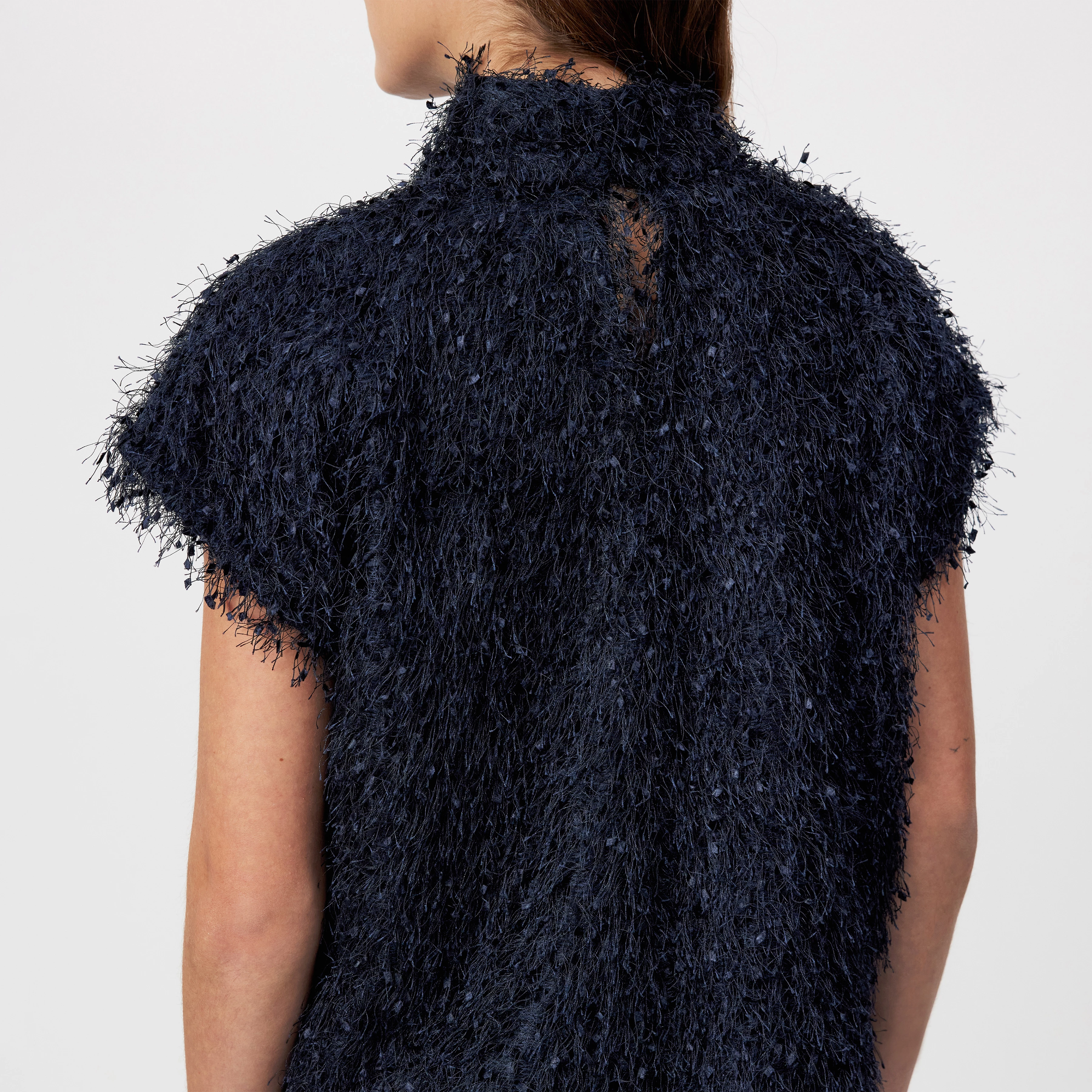 ALARIA_1 - Shirt-Bluse mit Stehkragen in Fransenoptik - Damen - blau - Detailansicht am Model