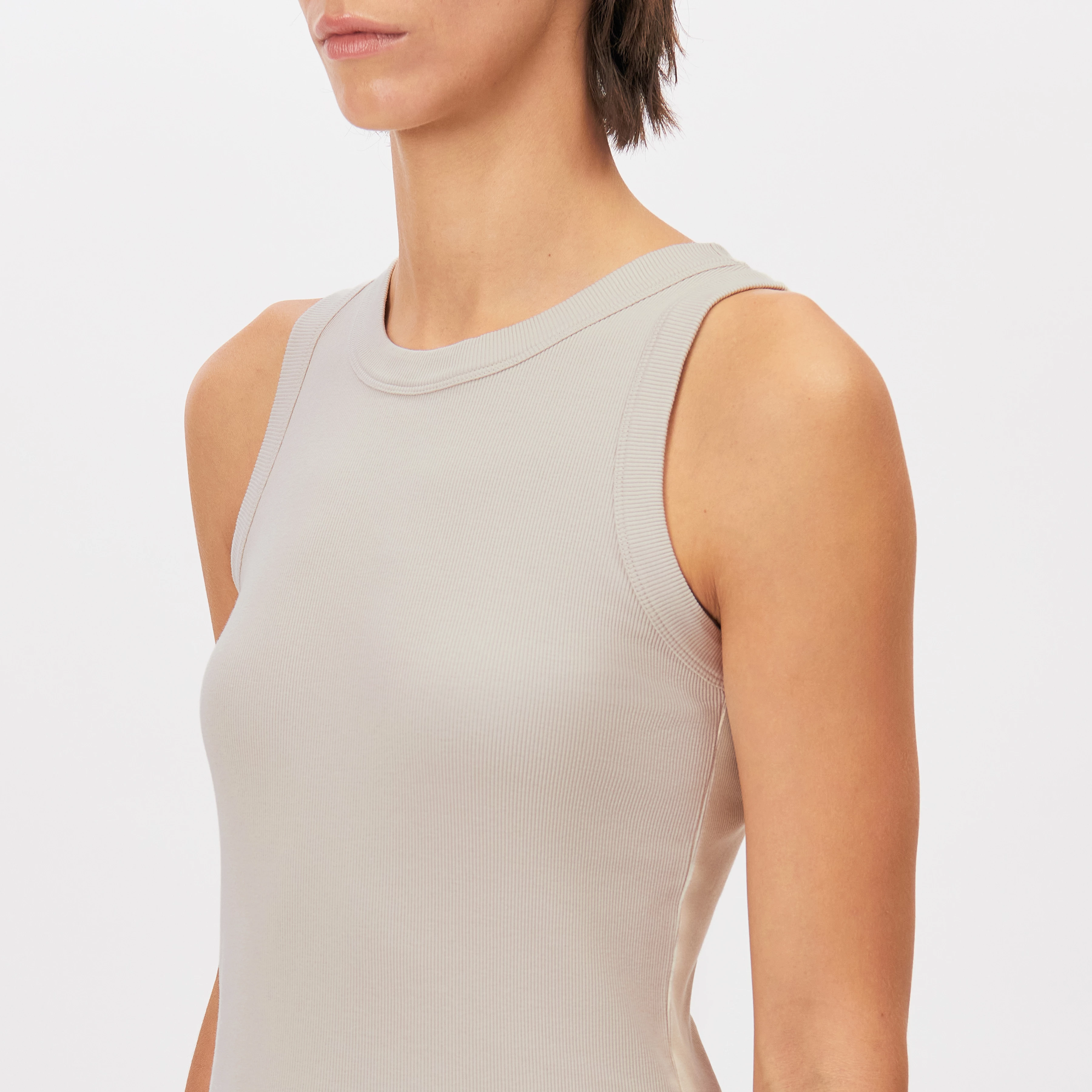 OLINA - Tanktop mit Rundhals in Baumwoll-Rippe - Damen - beige - Detailansicht am Model