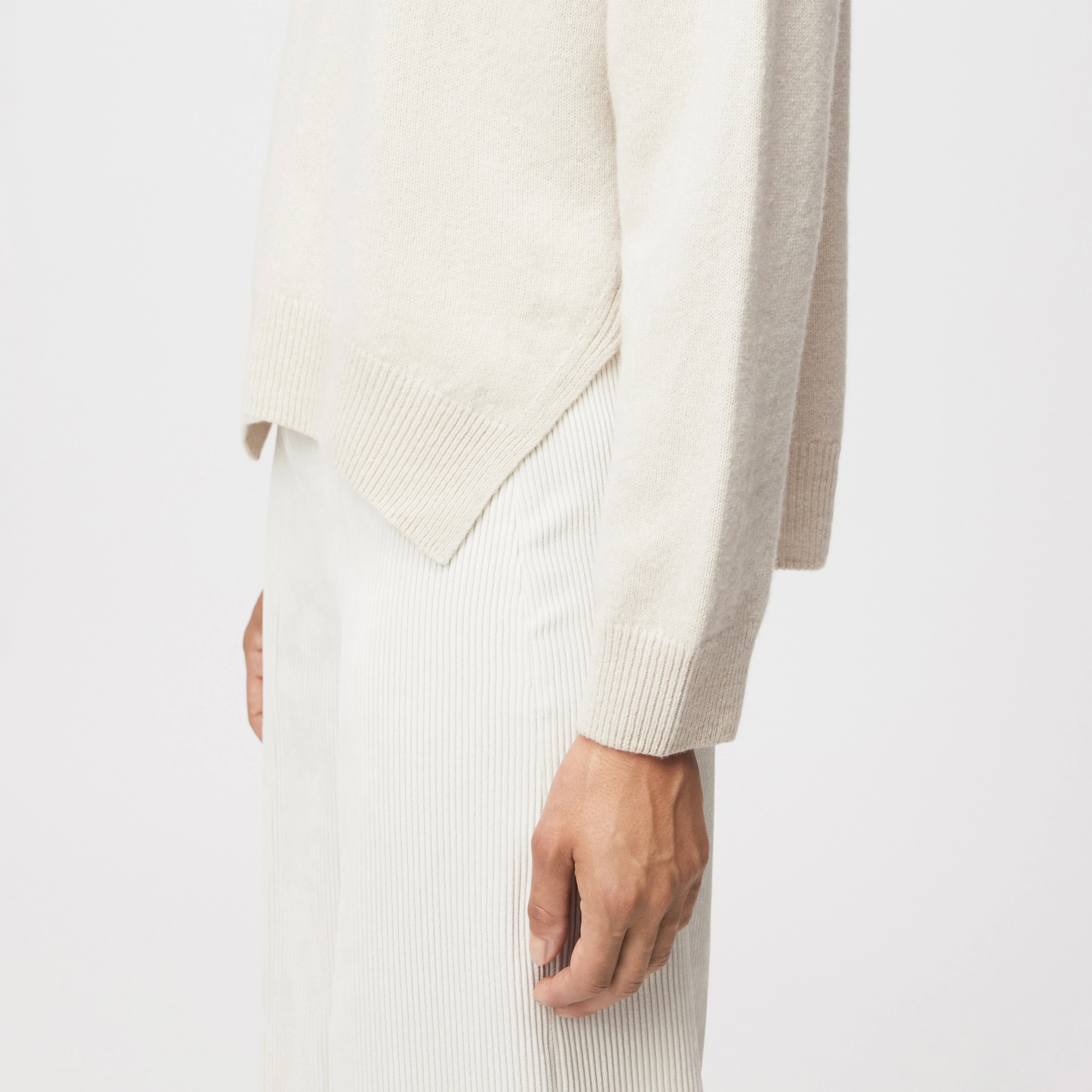 LIZIELA - Rundhalspullover in Schurwolle - Damen - beige - Detailansicht am Model